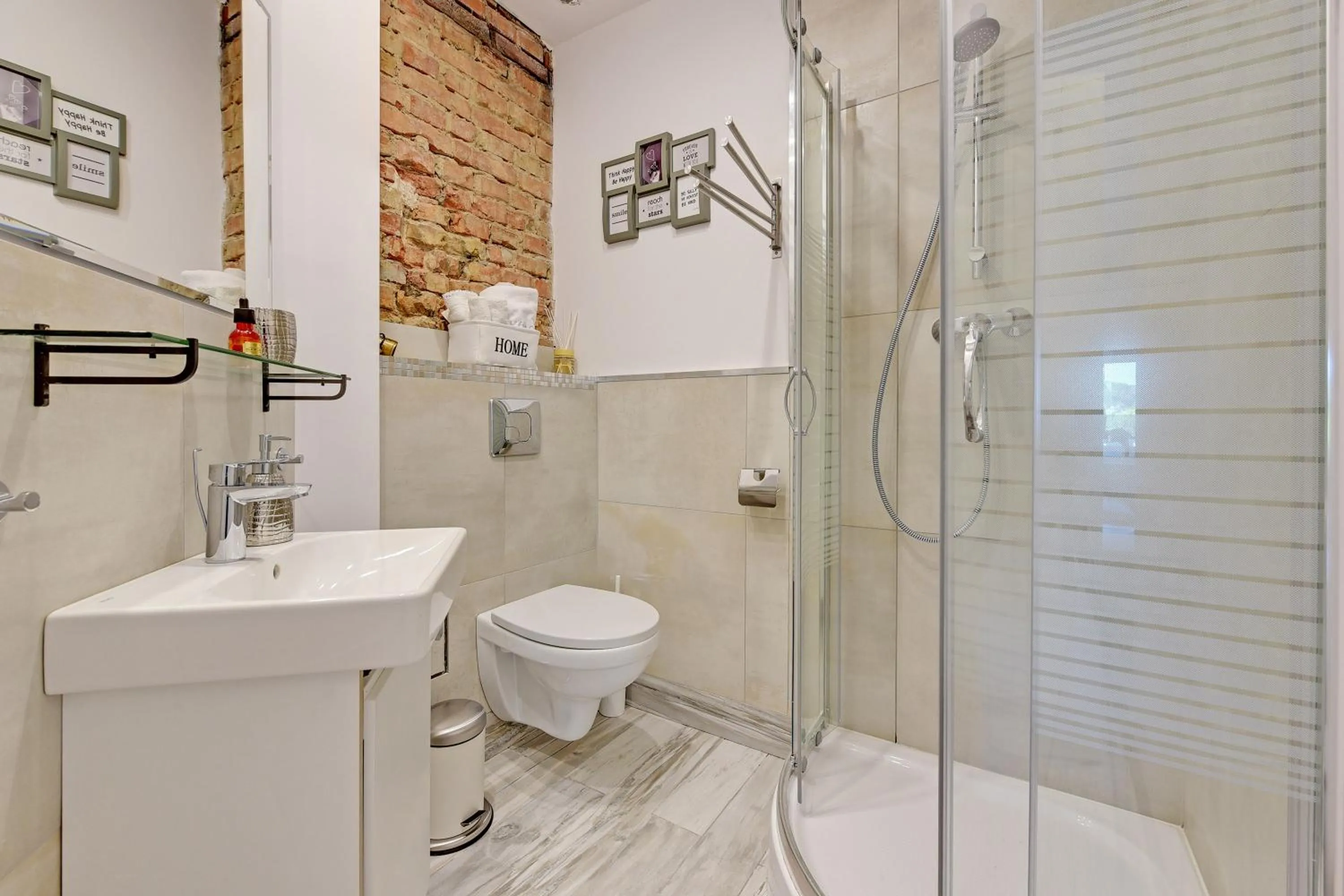 Bathroom in Kamienica Gdynia hotelowe komfortowe łóżka, plaża Orłowo molo