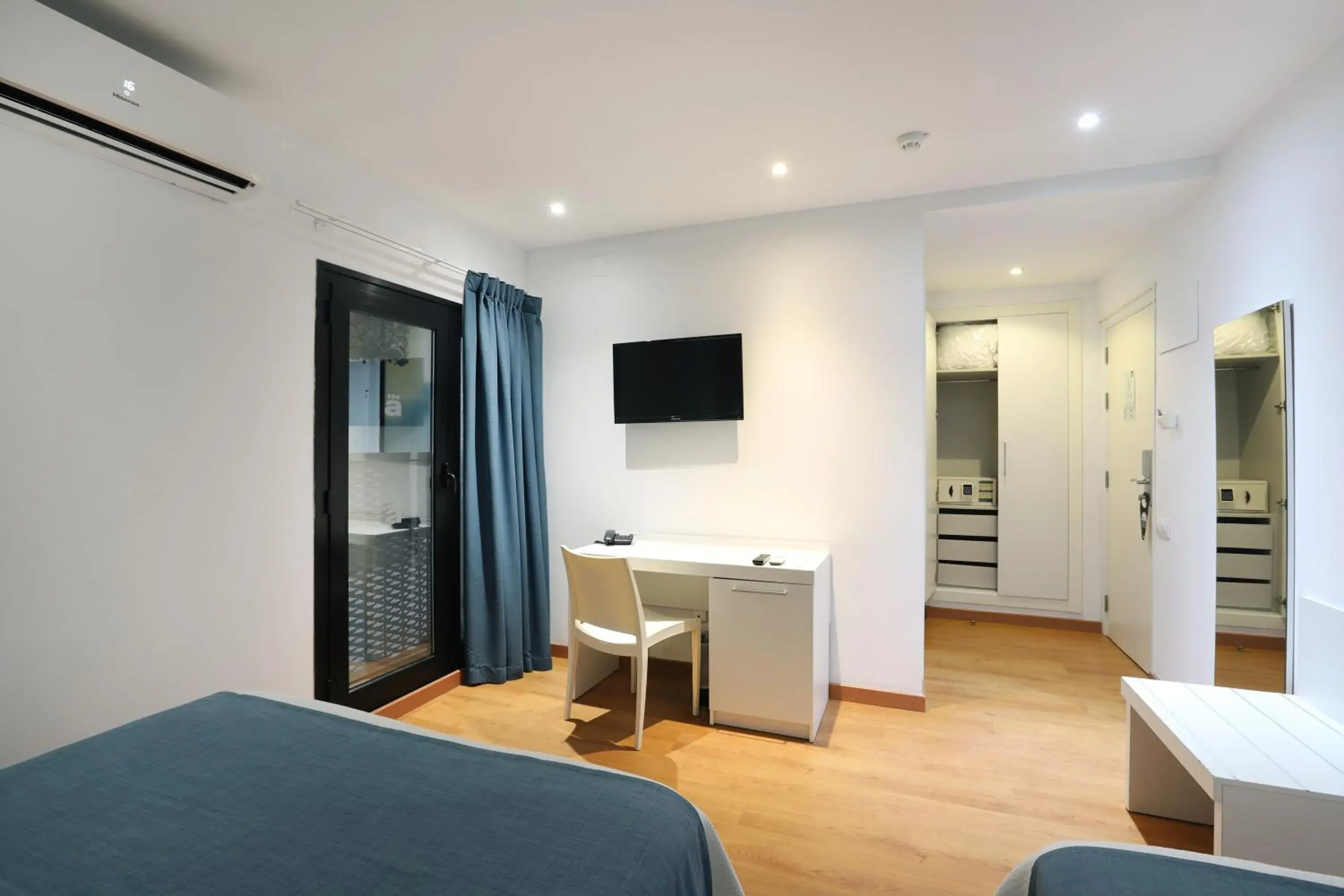 Standard Triple Room in Hotel Alameda Standard Triple Room in Hotel Alameda