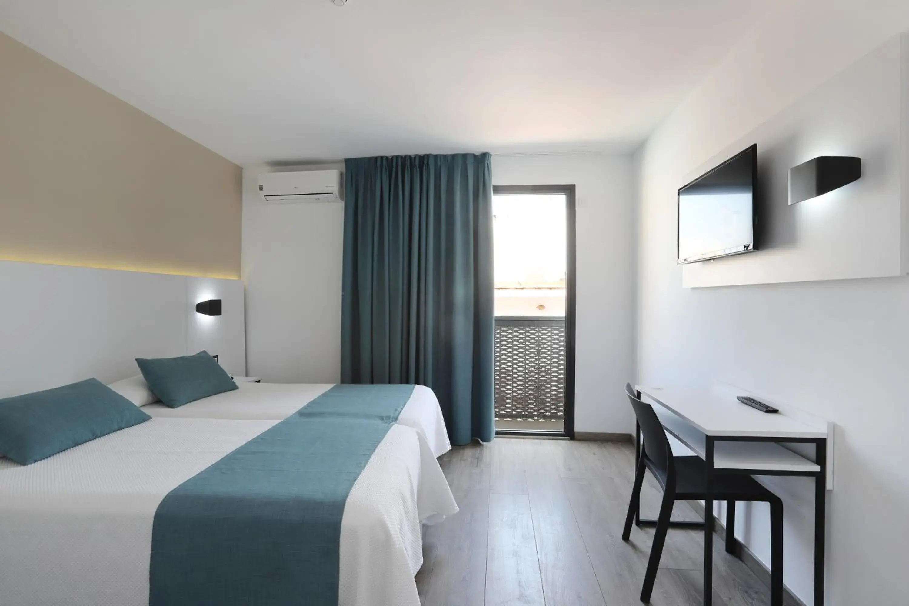 Triple Rom with City View in Hotel Alameda Triple Rom with City View in Hotel Alameda