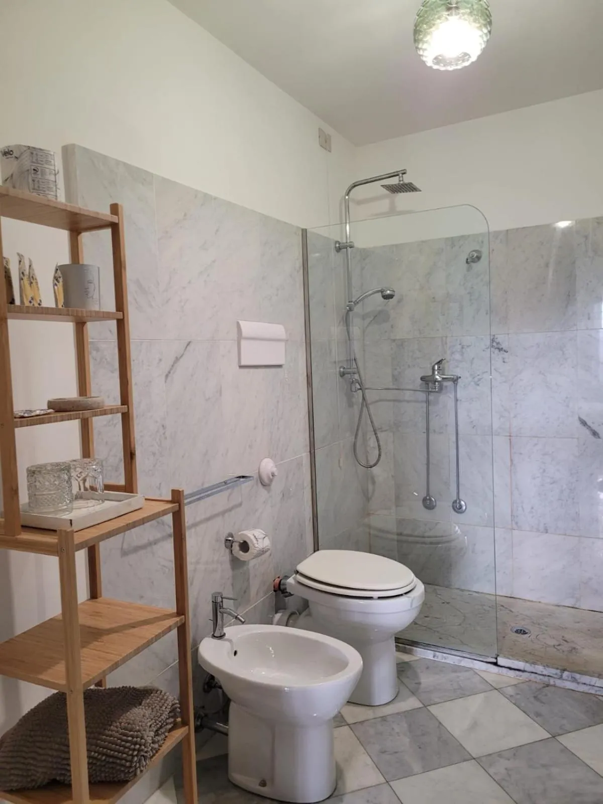 Shower in MojoCoHouse