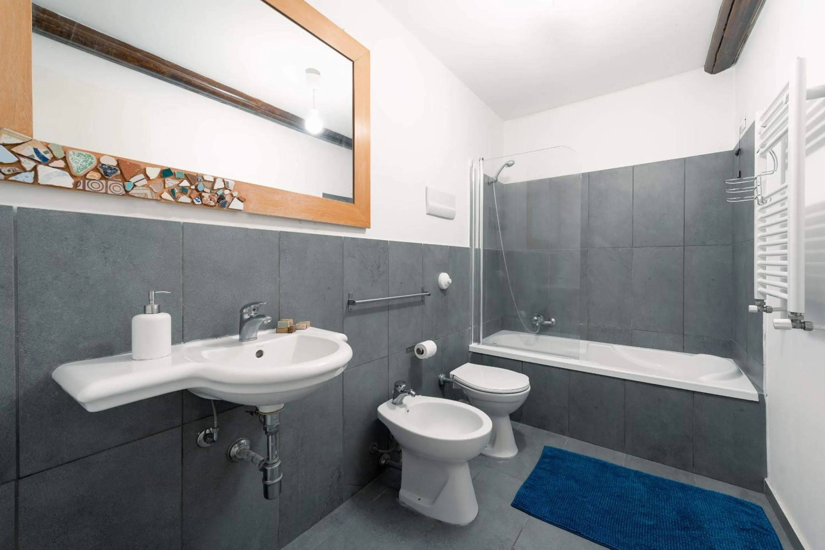 Bathroom in MojoCoHouse