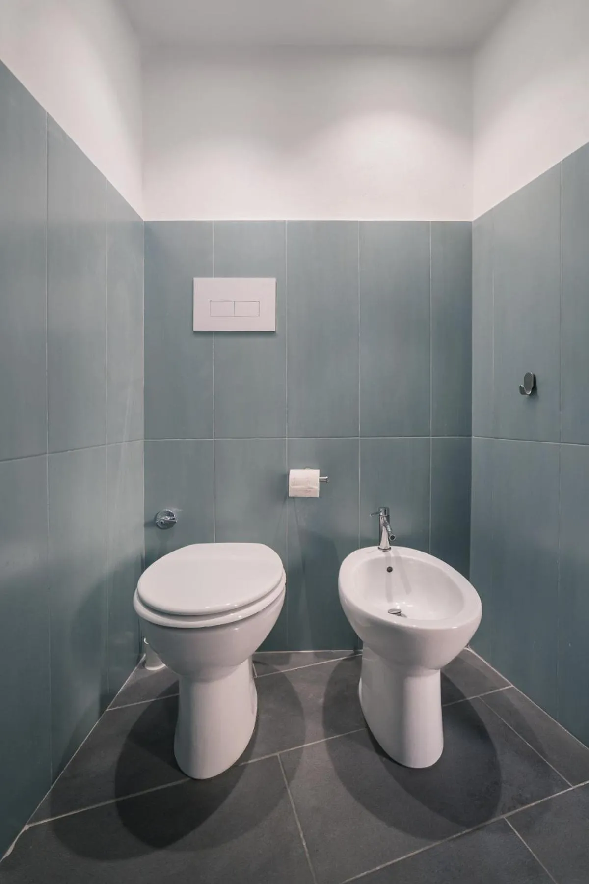 Toilet in MojoCoHouse