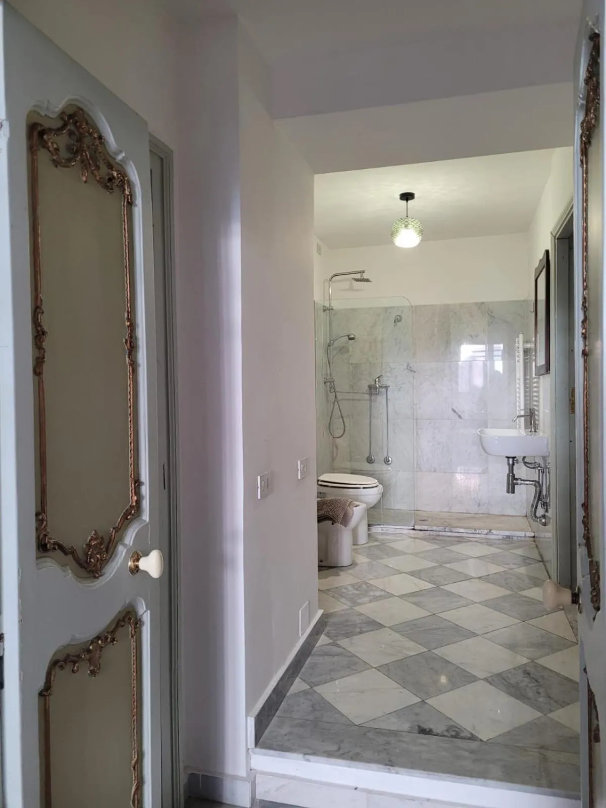 Bathroom in MojoCoHouse