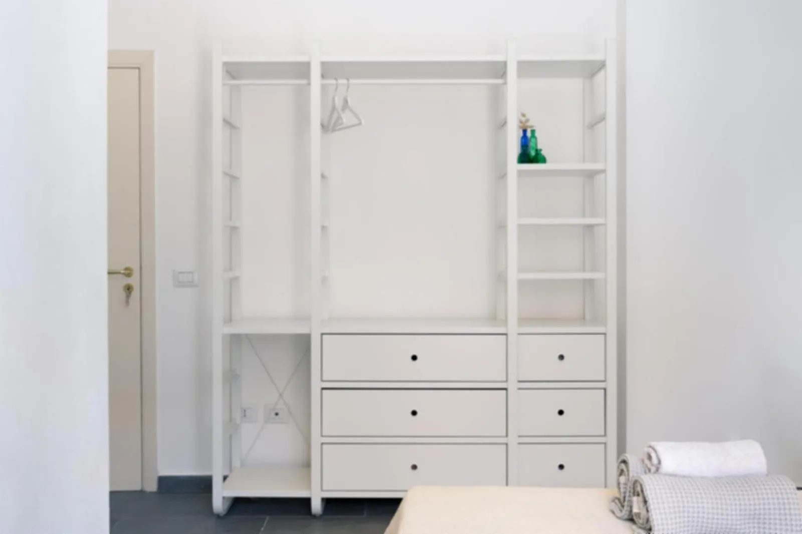 wardrobe in MojoCoHouse