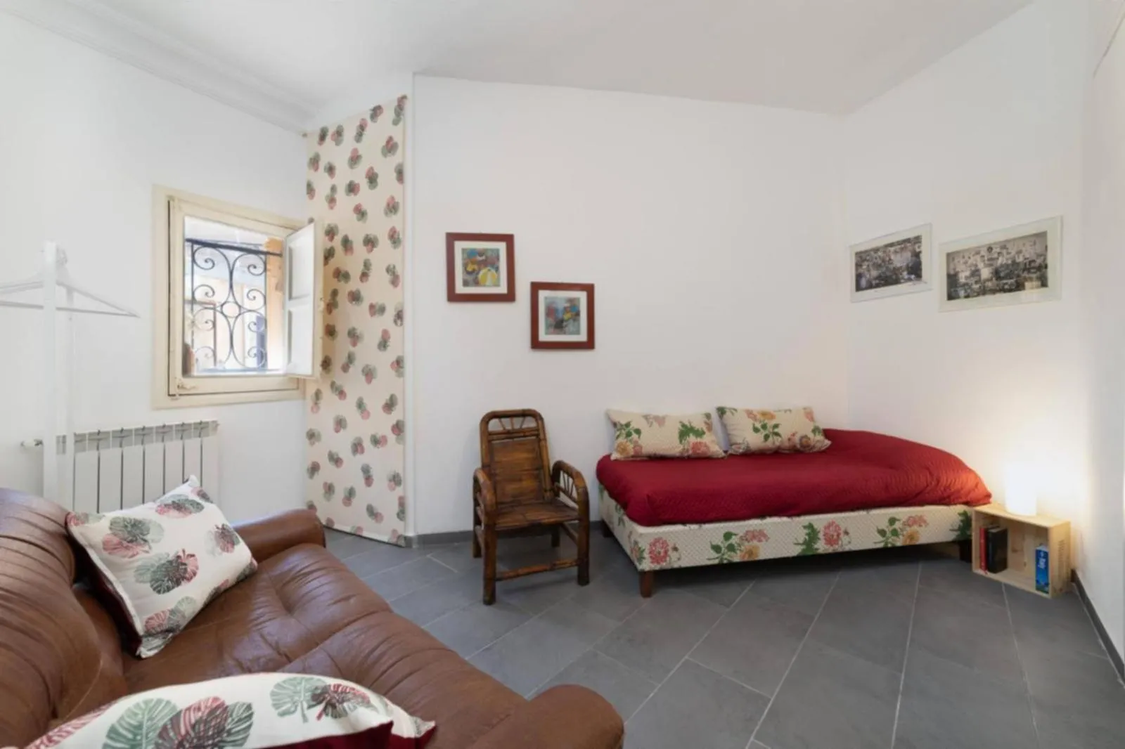Photo of the whole room, Bed in MojoCoHouse