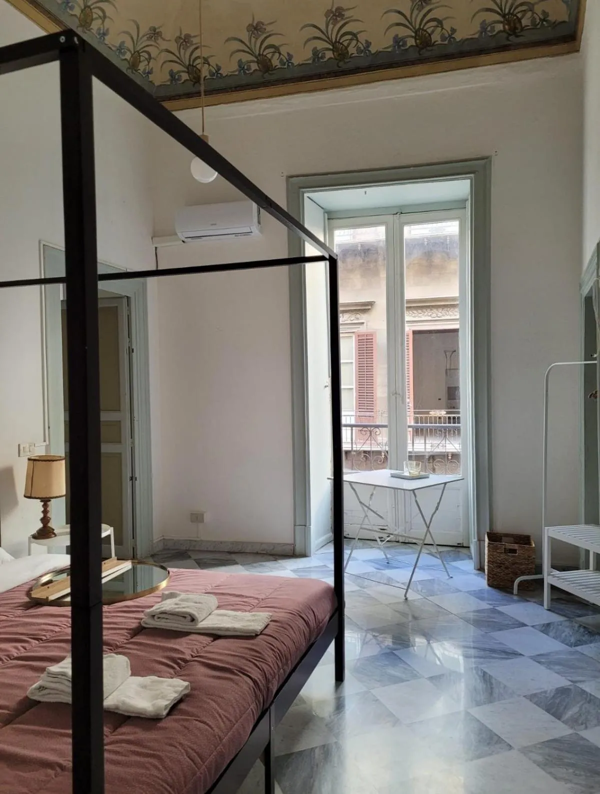 Photo of the whole room, Bed in MojoCoHouse
