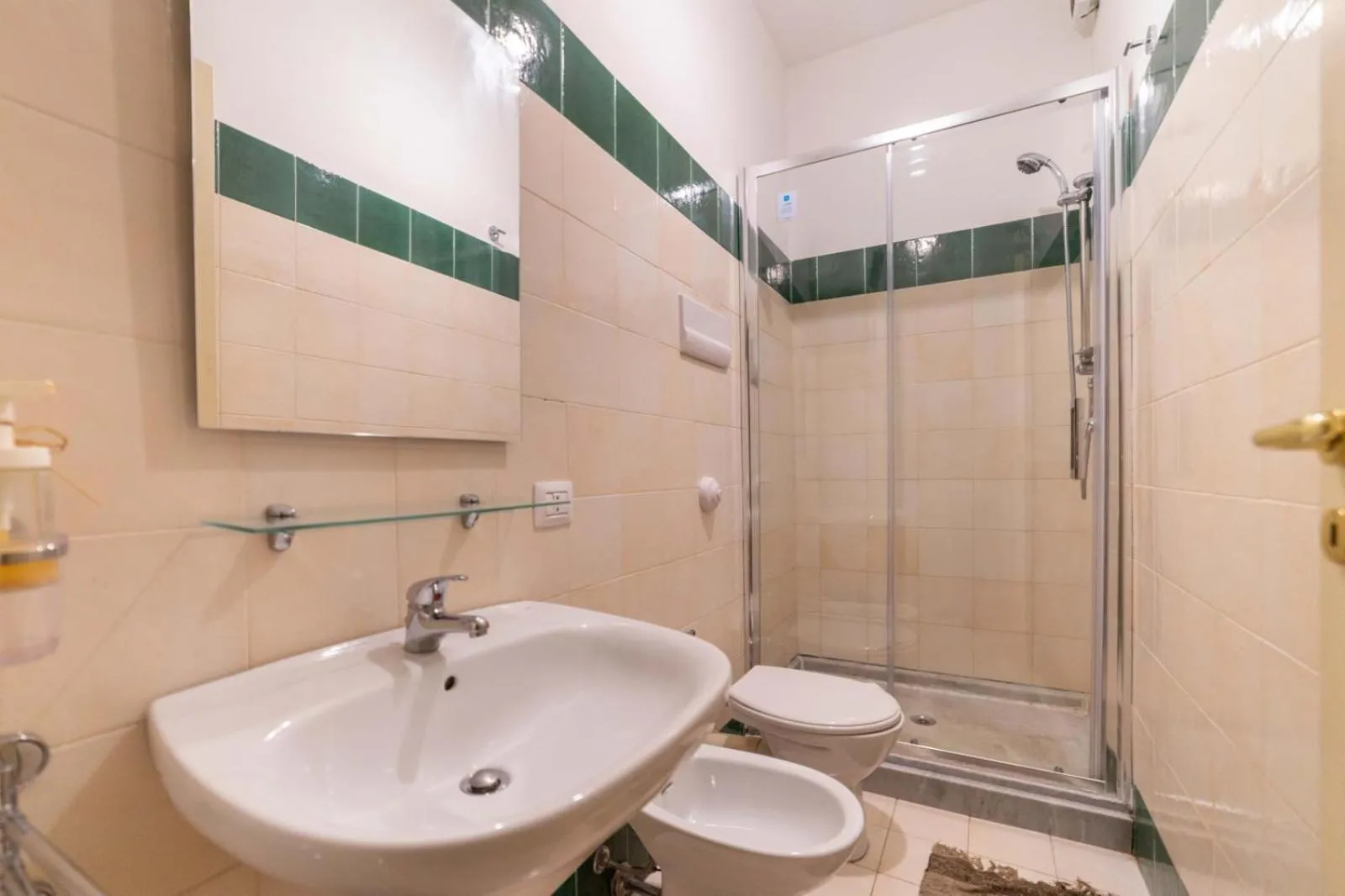 Bathroom in MojoCoHouse