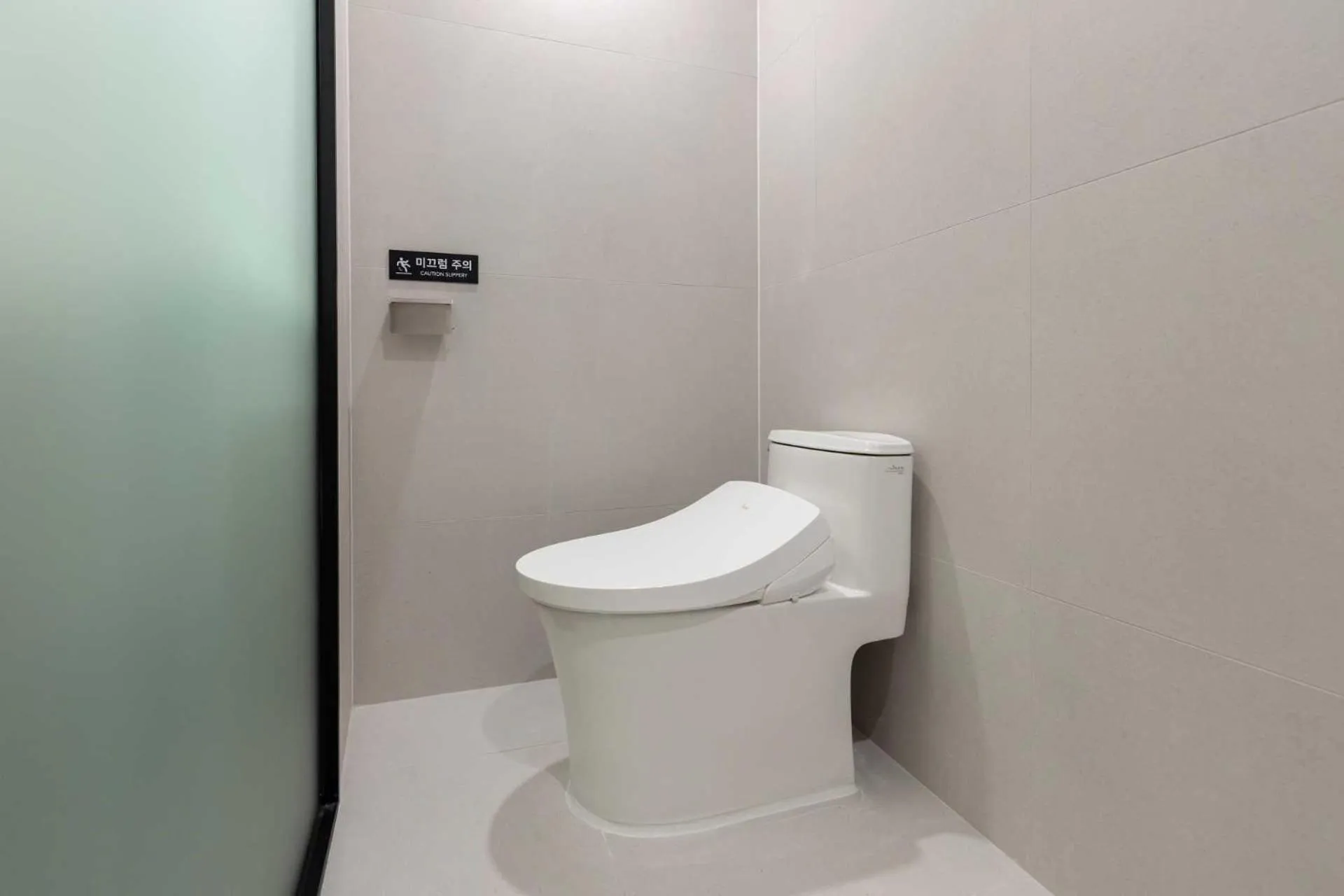 Toilet in Nouvelle Hotel and Spa Jongno by Aank