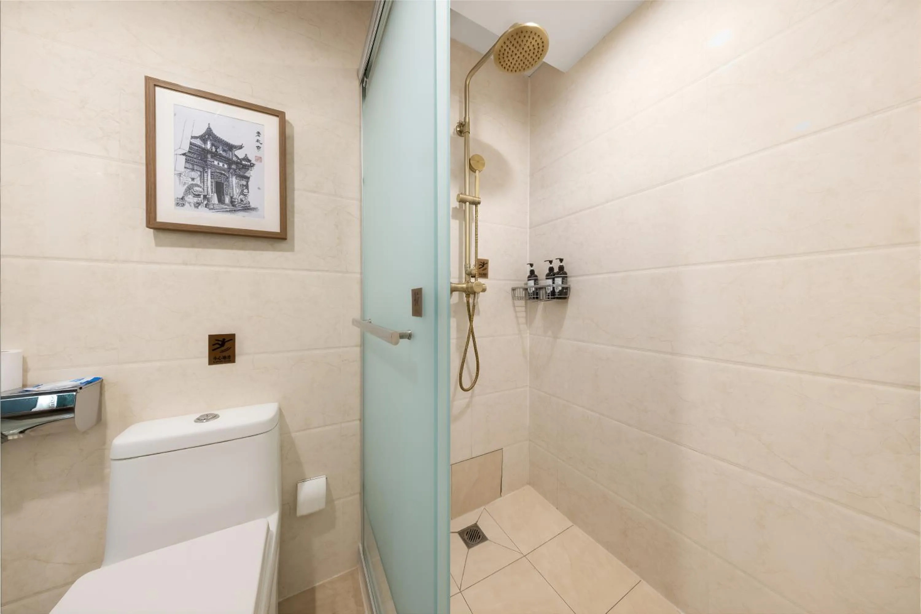 Shower in Beijing TangFu Chinese Culture Boutique Hotel Sanlitun Embassy Area