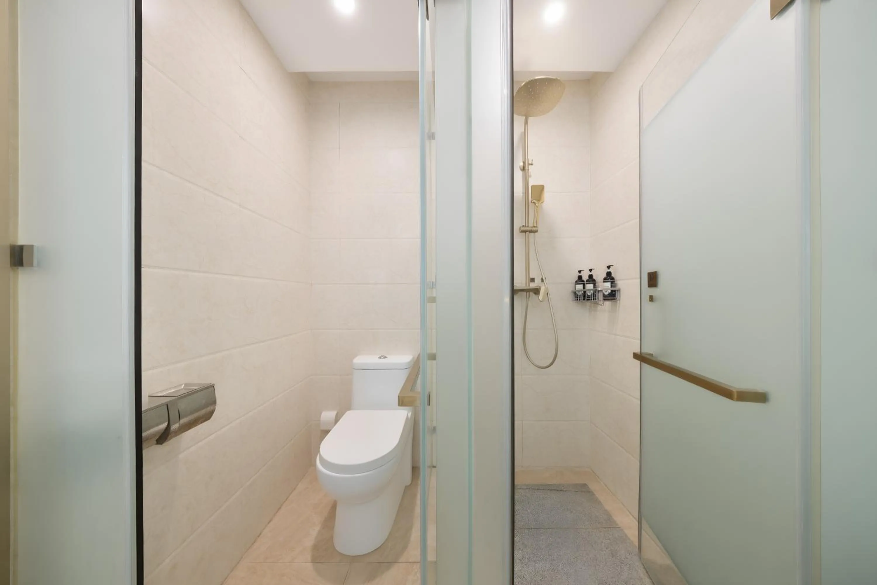 Shower in Beijing TangFu Chinese Culture Boutique Hotel Sanlitun Embassy Area
