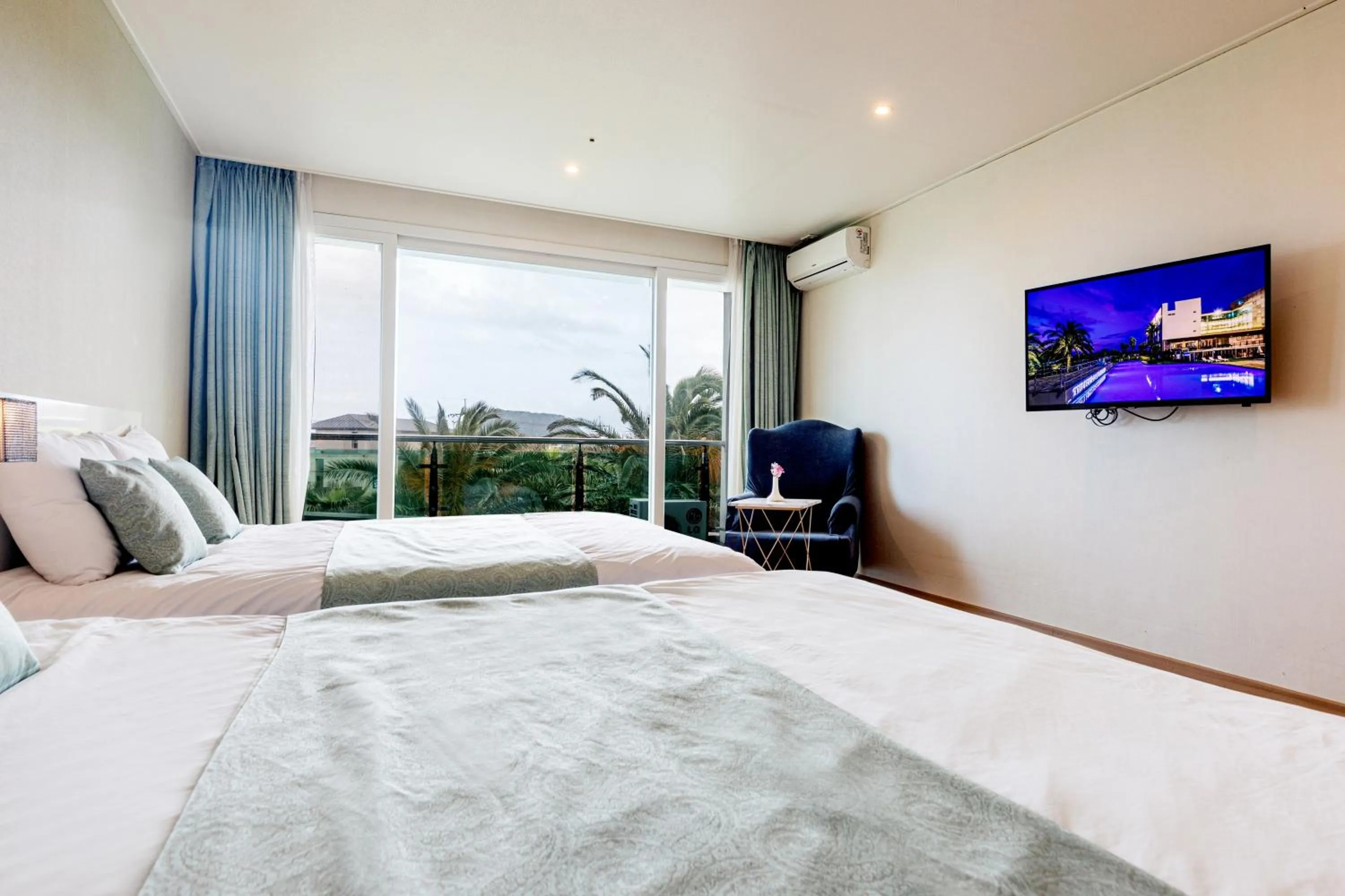 Photo of the whole room, Bed in The Four Grace Resort