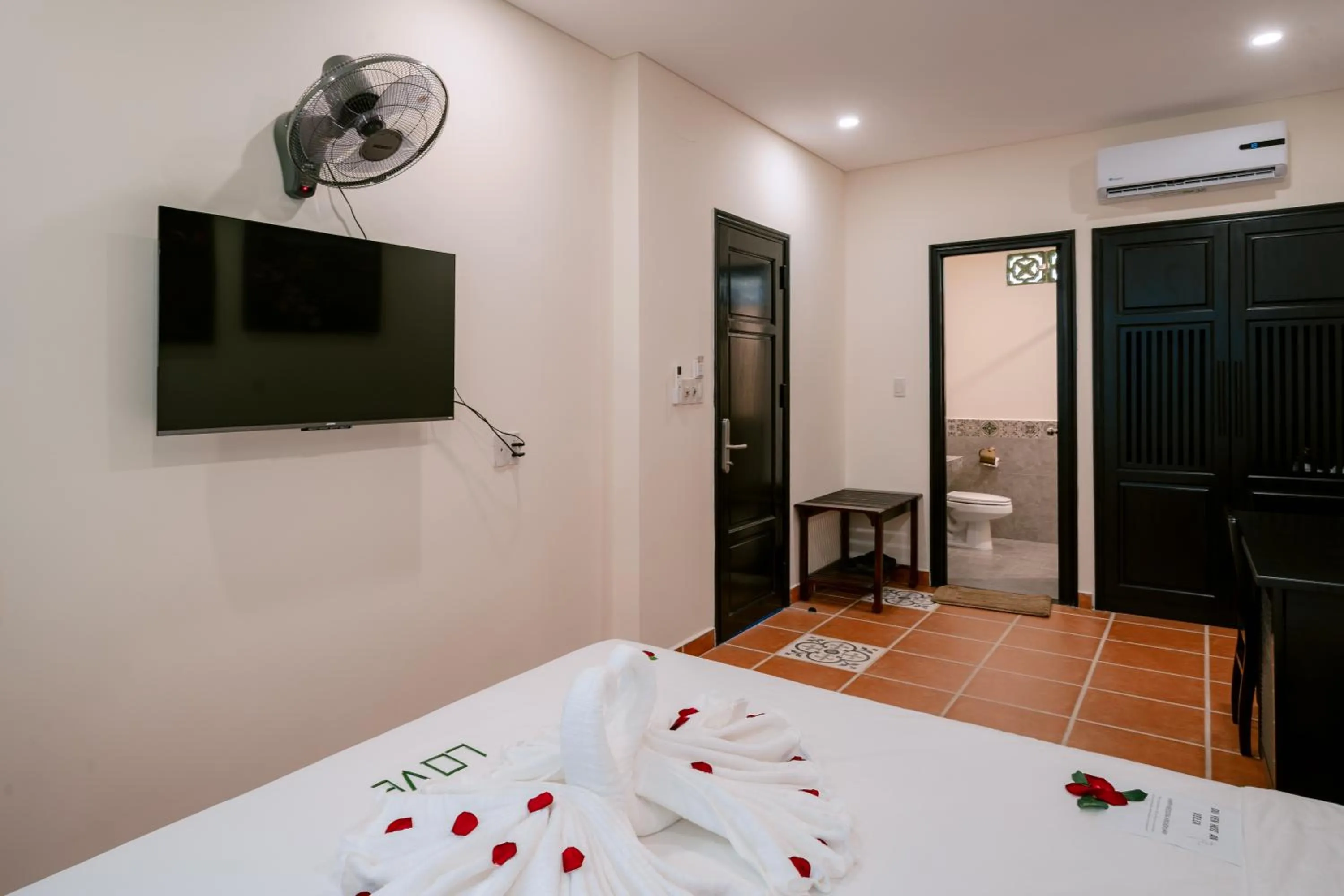 Photo of the whole room, Bed in Du Yen Hoi An Villa