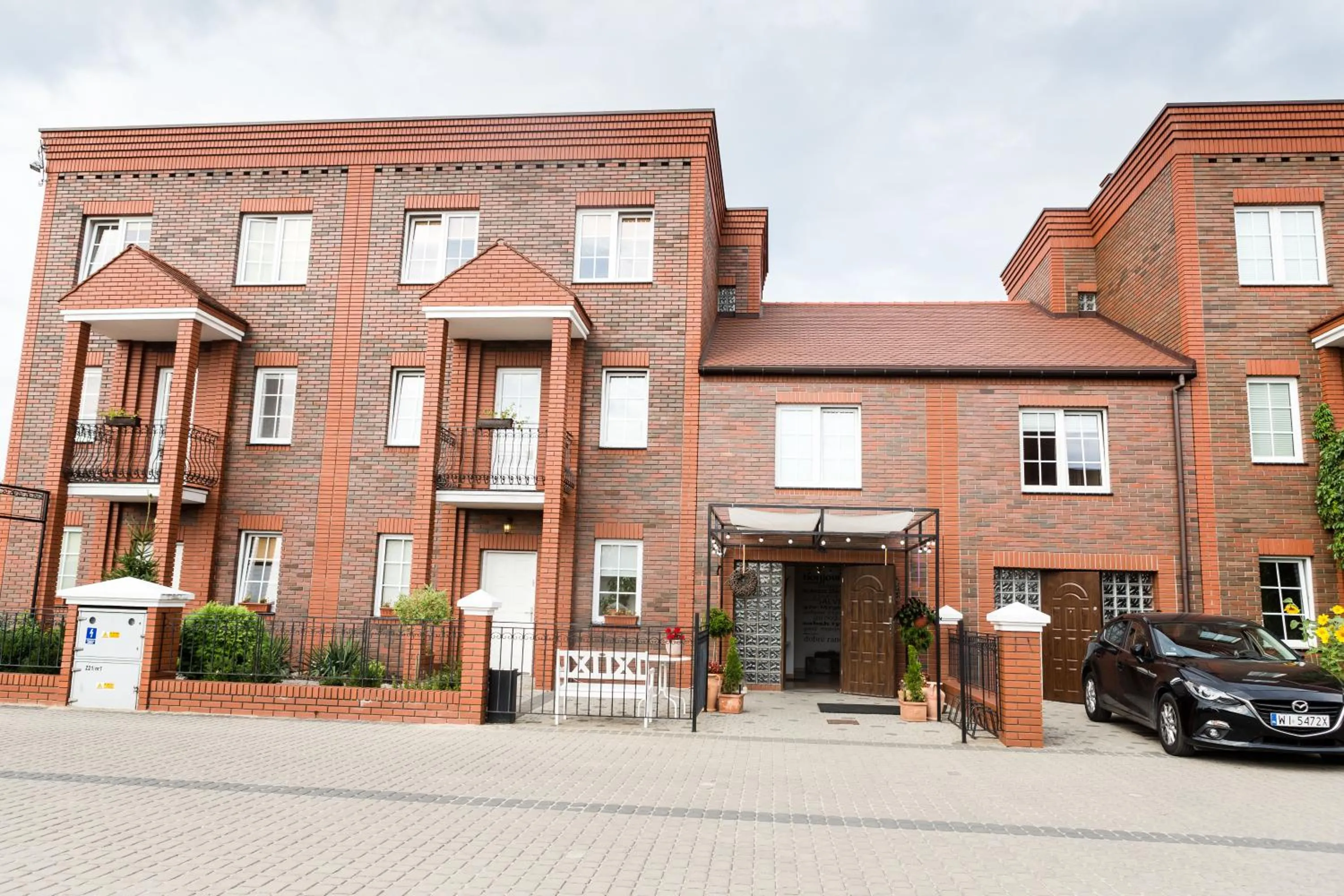 Facade/entrance in Villa Jeziorki 71