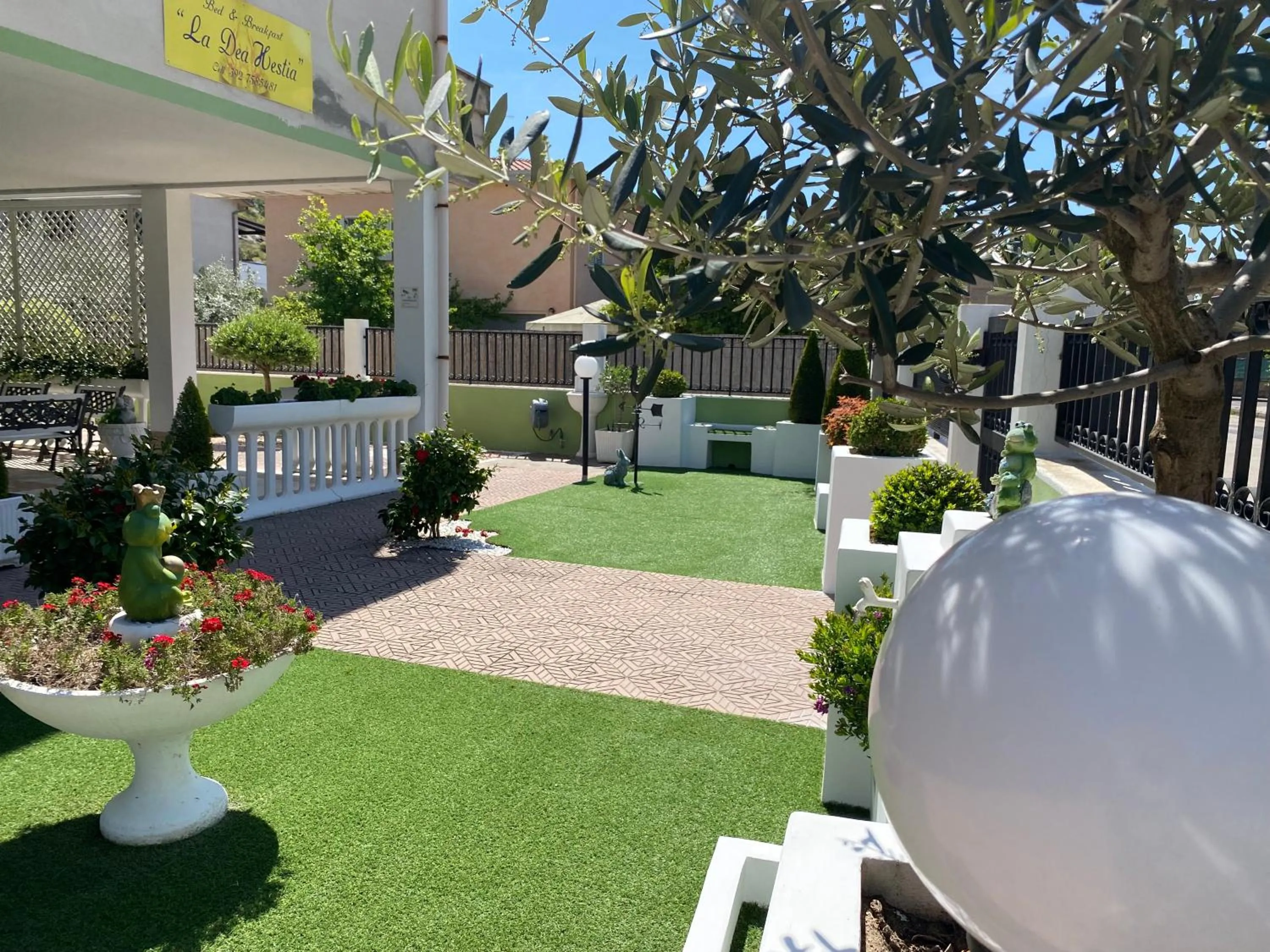 Garden view in La Dea Hestia