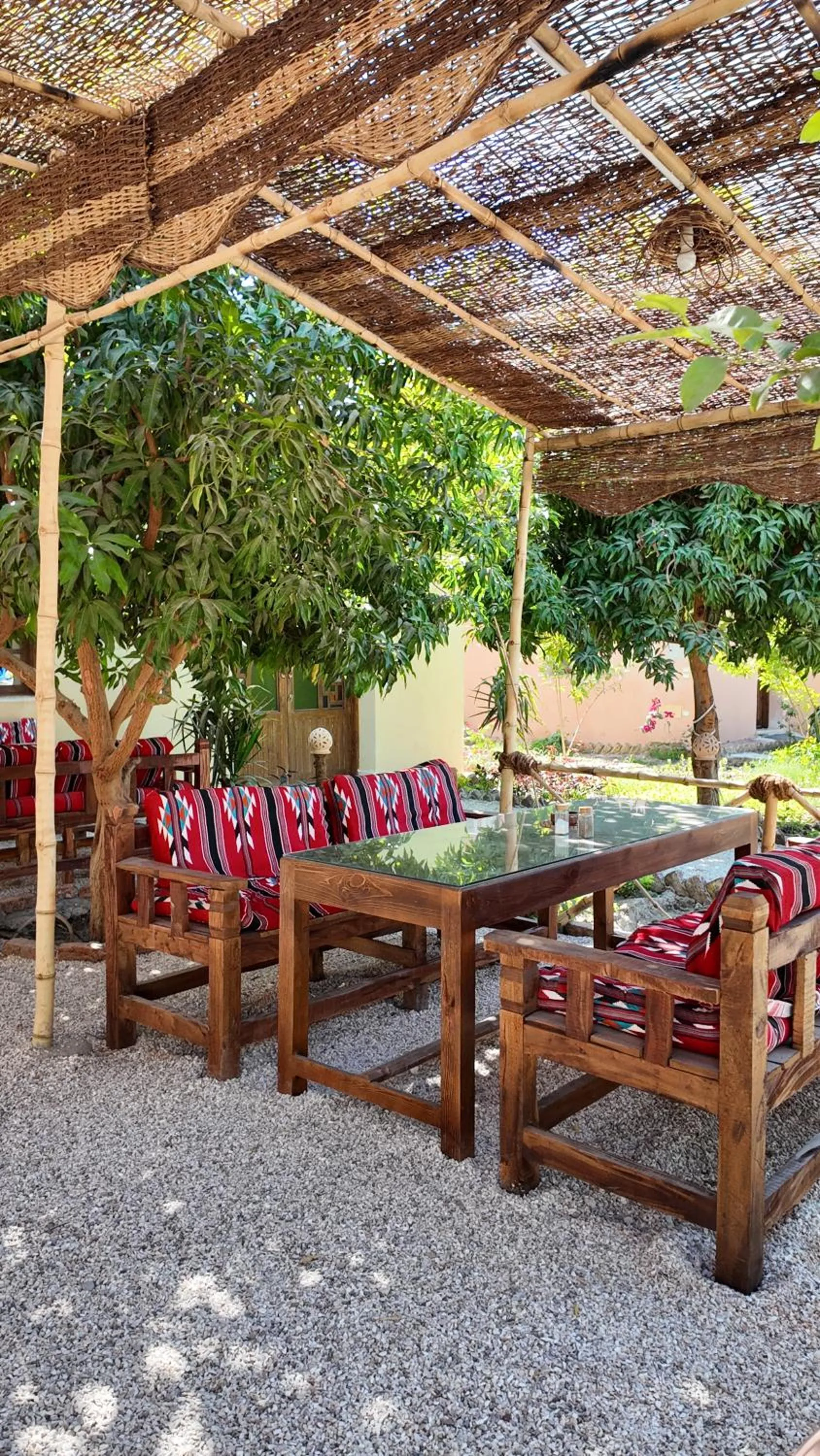 Restaurant/places to eat in El Juneina Villas