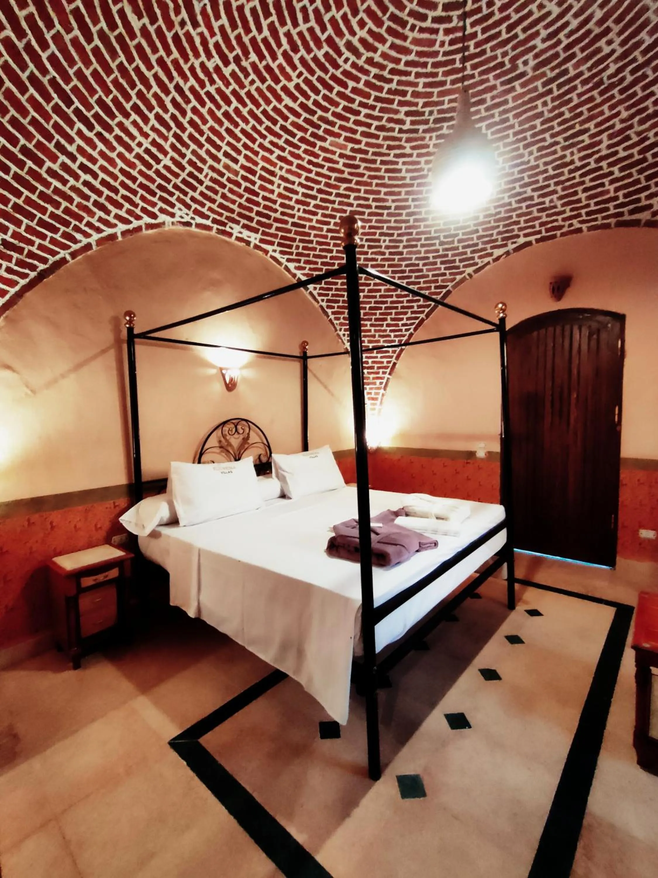 Property building, Bed in El Juneina Villas