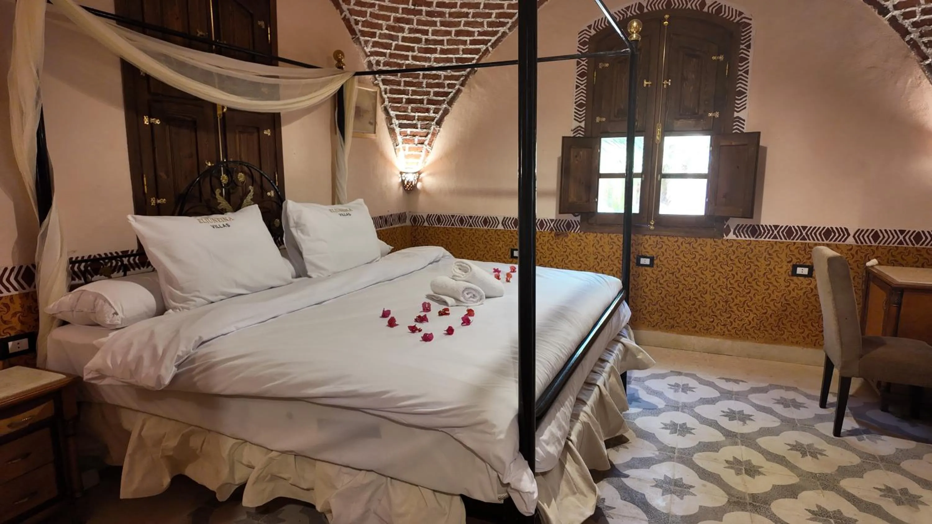 Photo of the whole room, Bed in El Juneina Villas