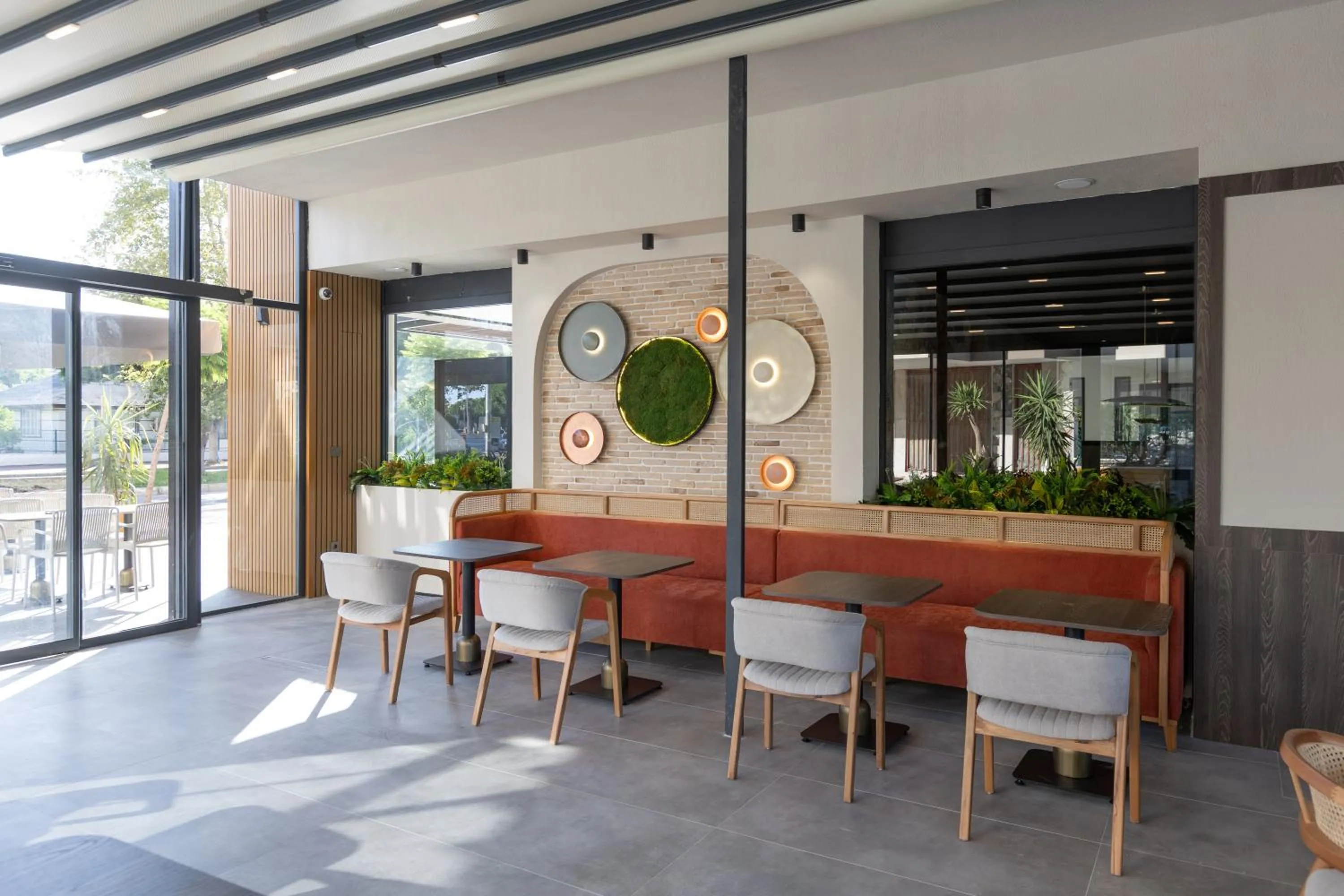 Restaurant/places to eat in Fora Inn Lara