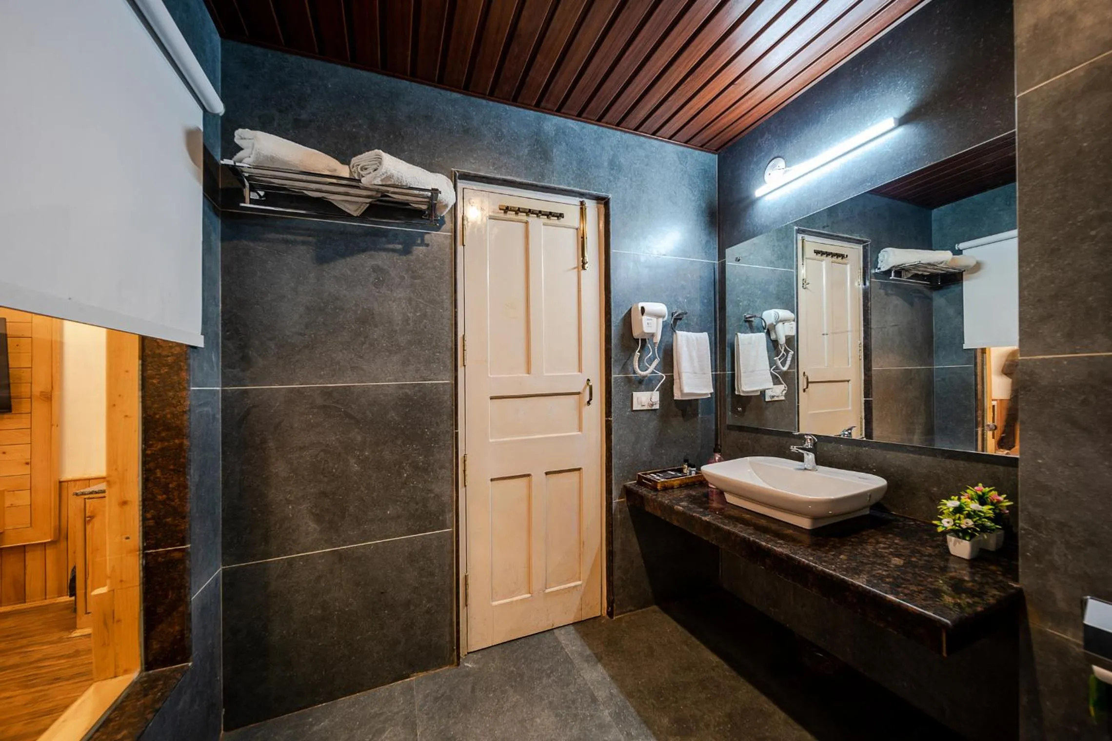 Bathroom in Hotel SNAS Retreat Manali