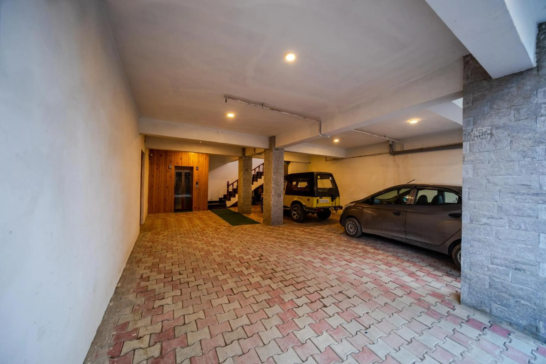Parking in Hotel SNAS Retreat Manali