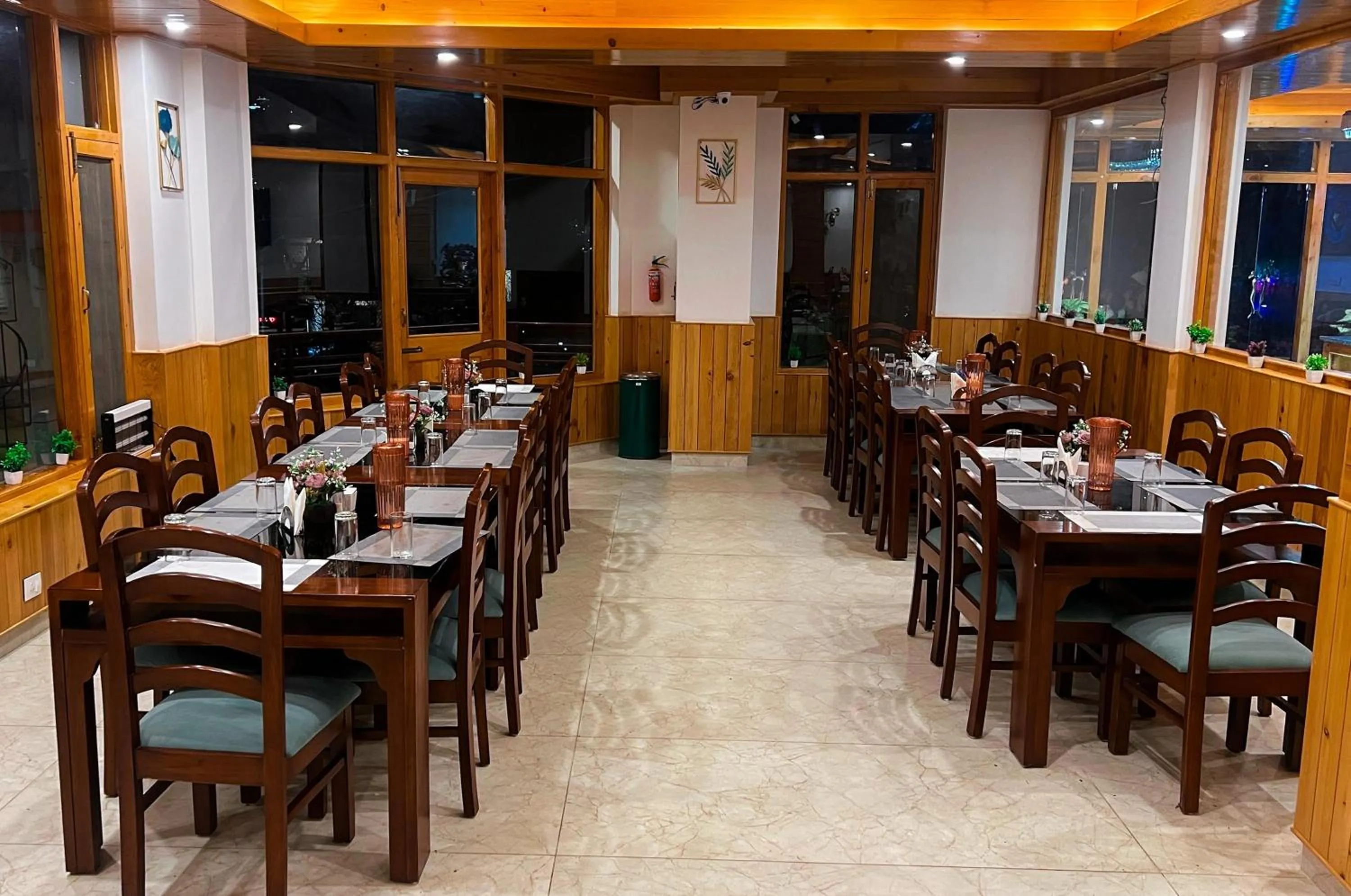 Restaurant/places to eat in Hotel SNAS Retreat Manali