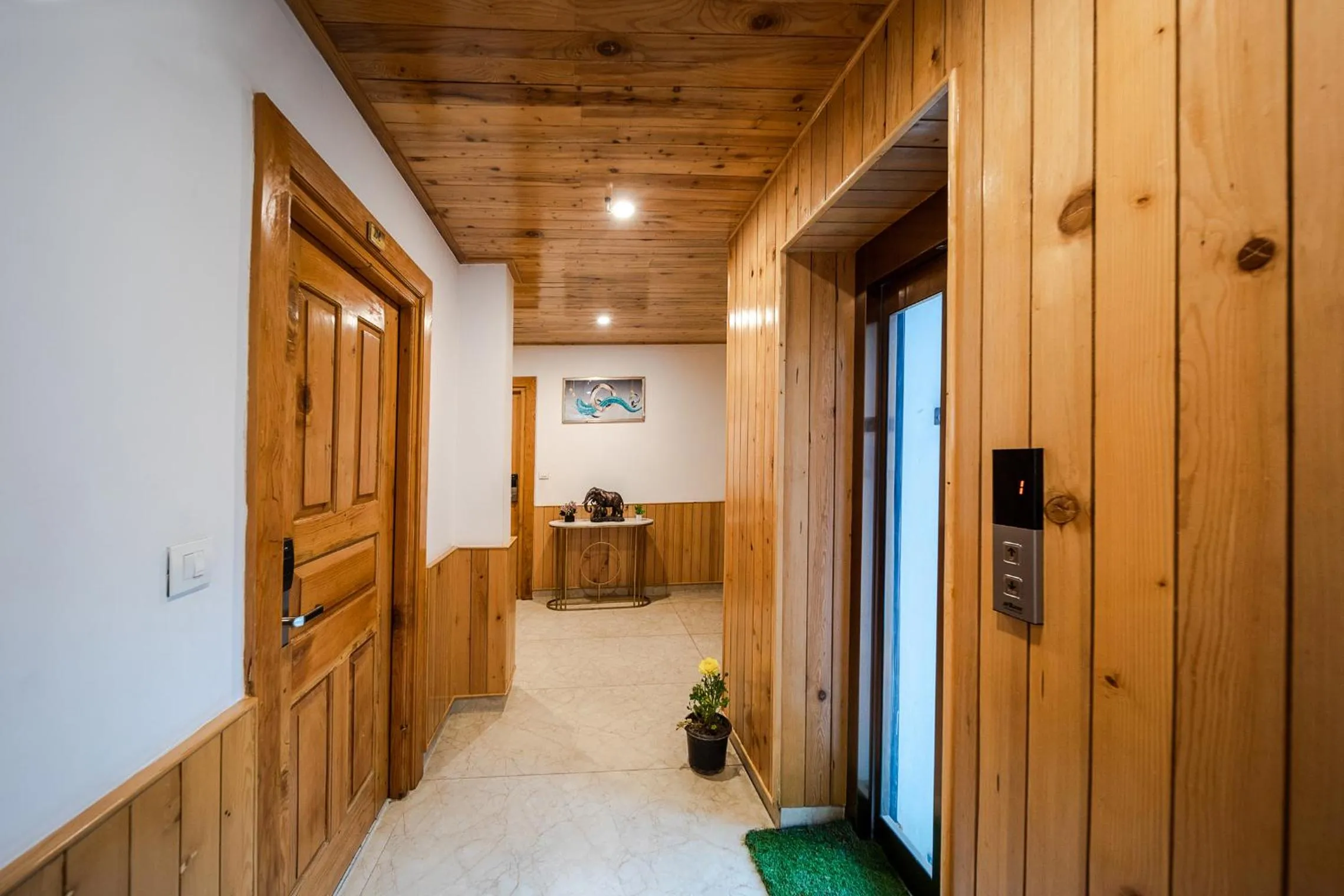 Decorative detail in Hotel SNAS Retreat Manali