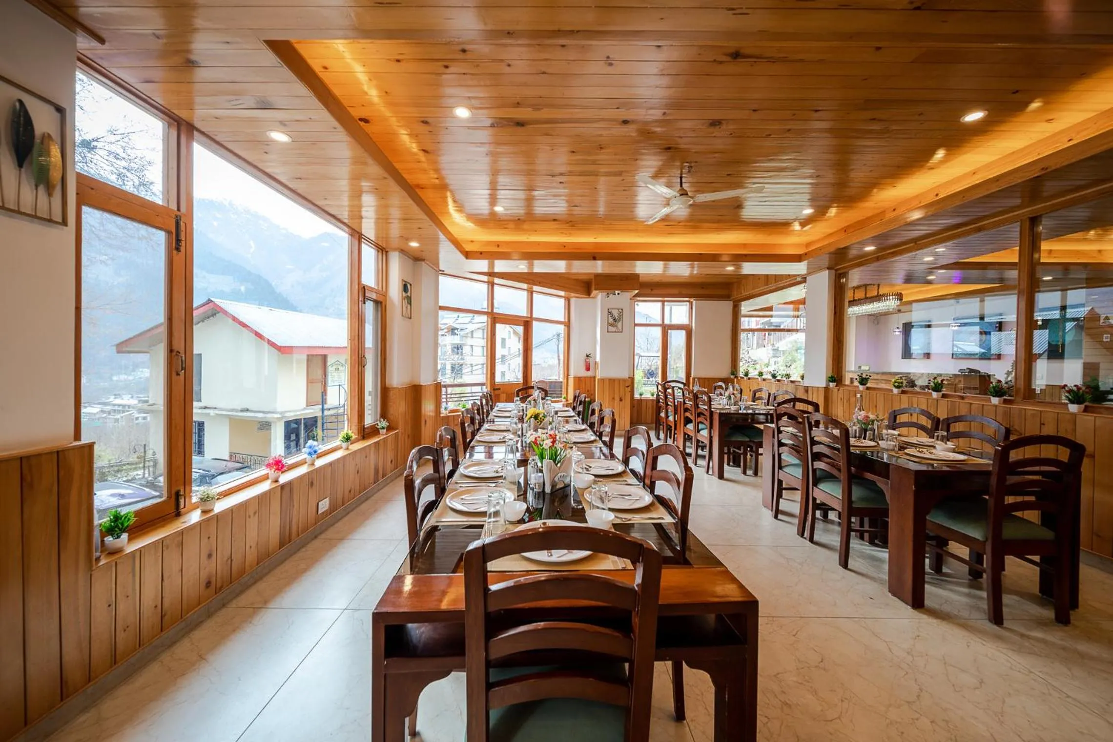 Restaurant/places to eat in Hotel SNAS Retreat Manali