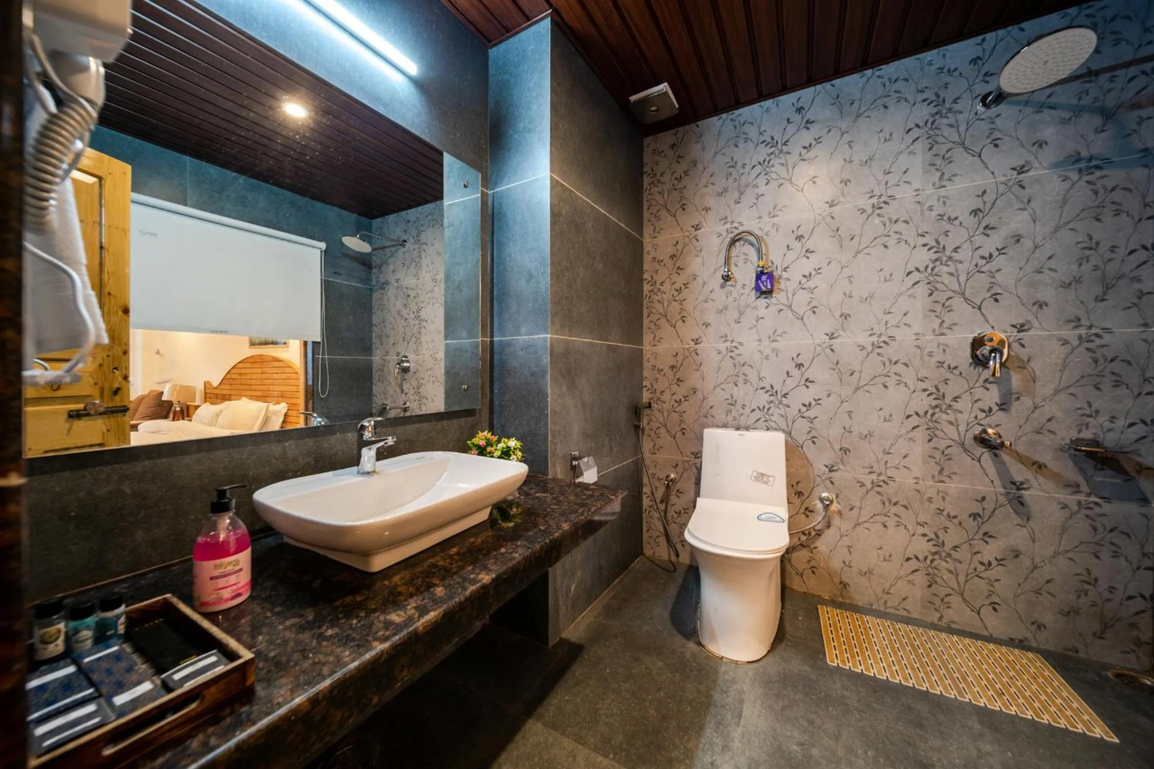 Shower in Hotel SNAS Retreat Manali