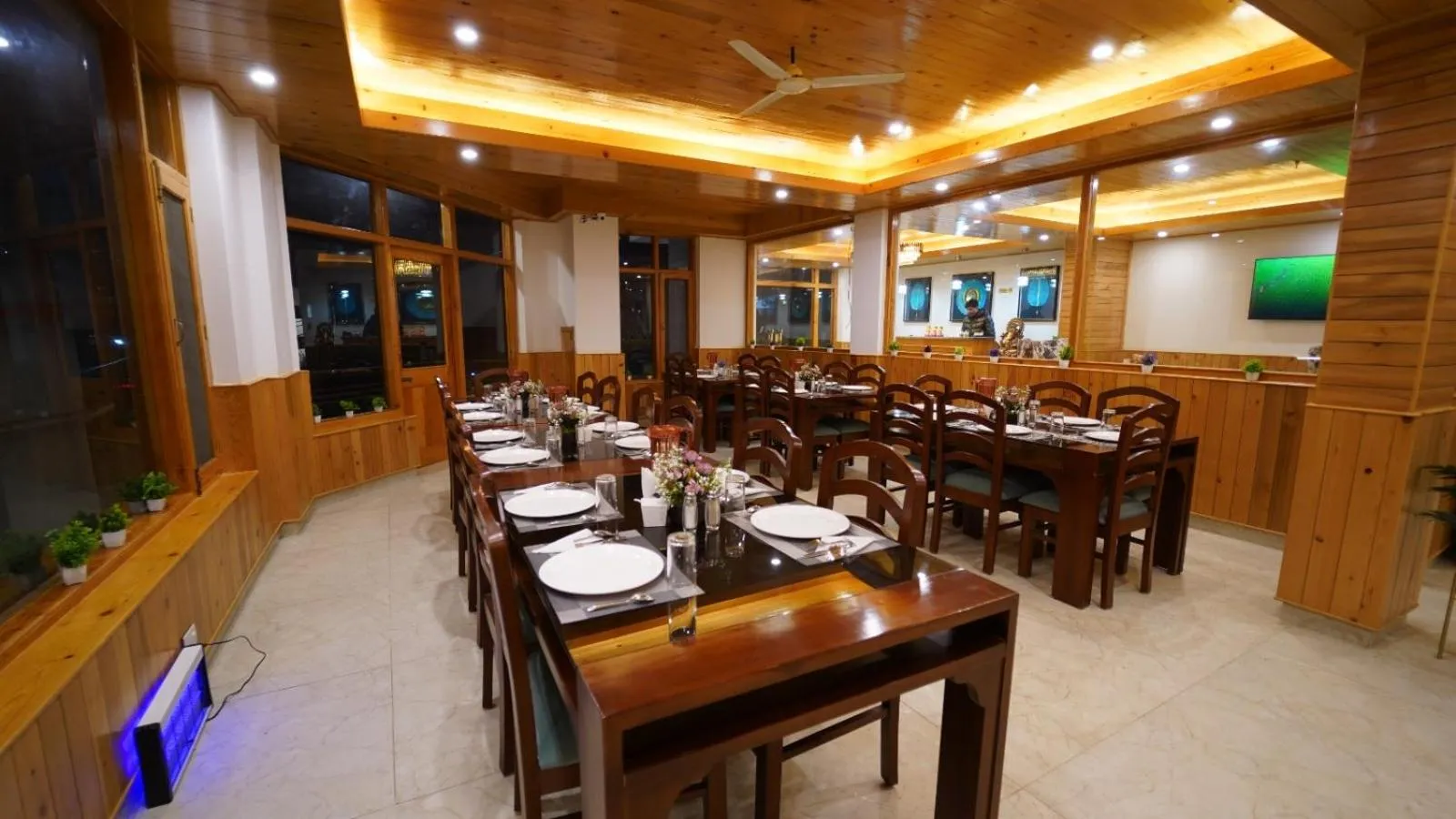 Restaurant/places to eat in Hotel SNAS Retreat Manali