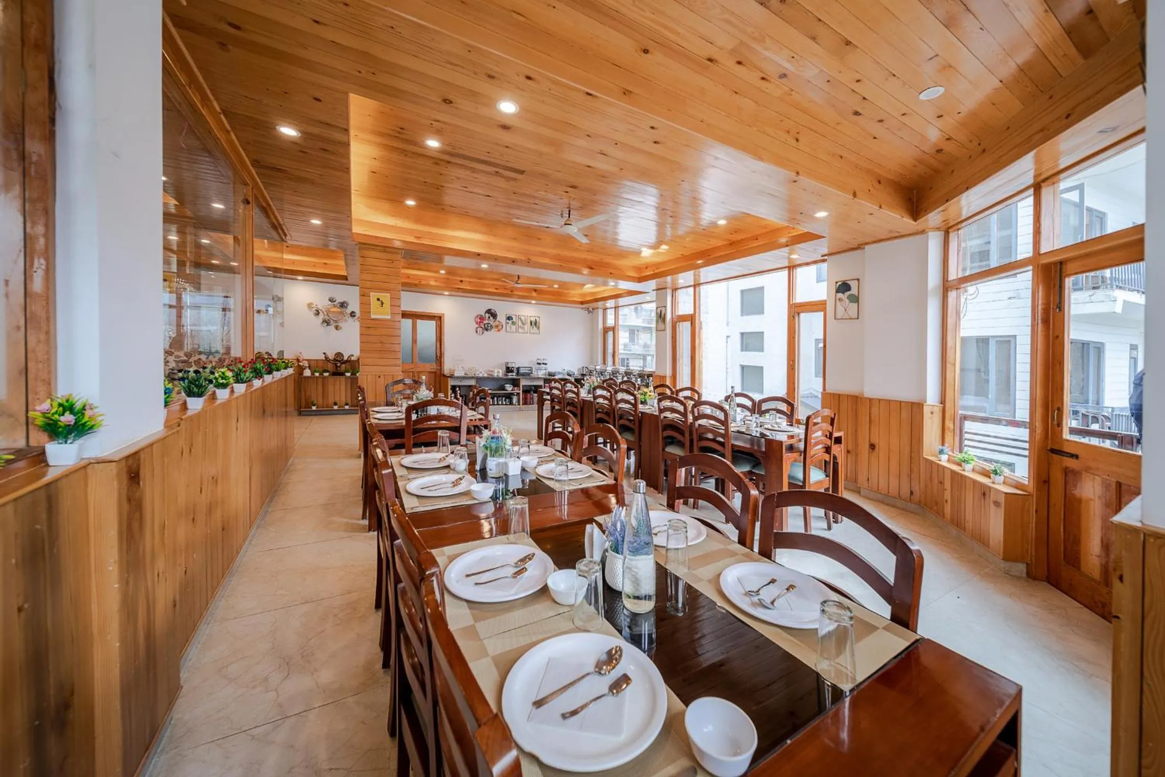 Restaurant/places to eat in Hotel SNAS Retreat Manali