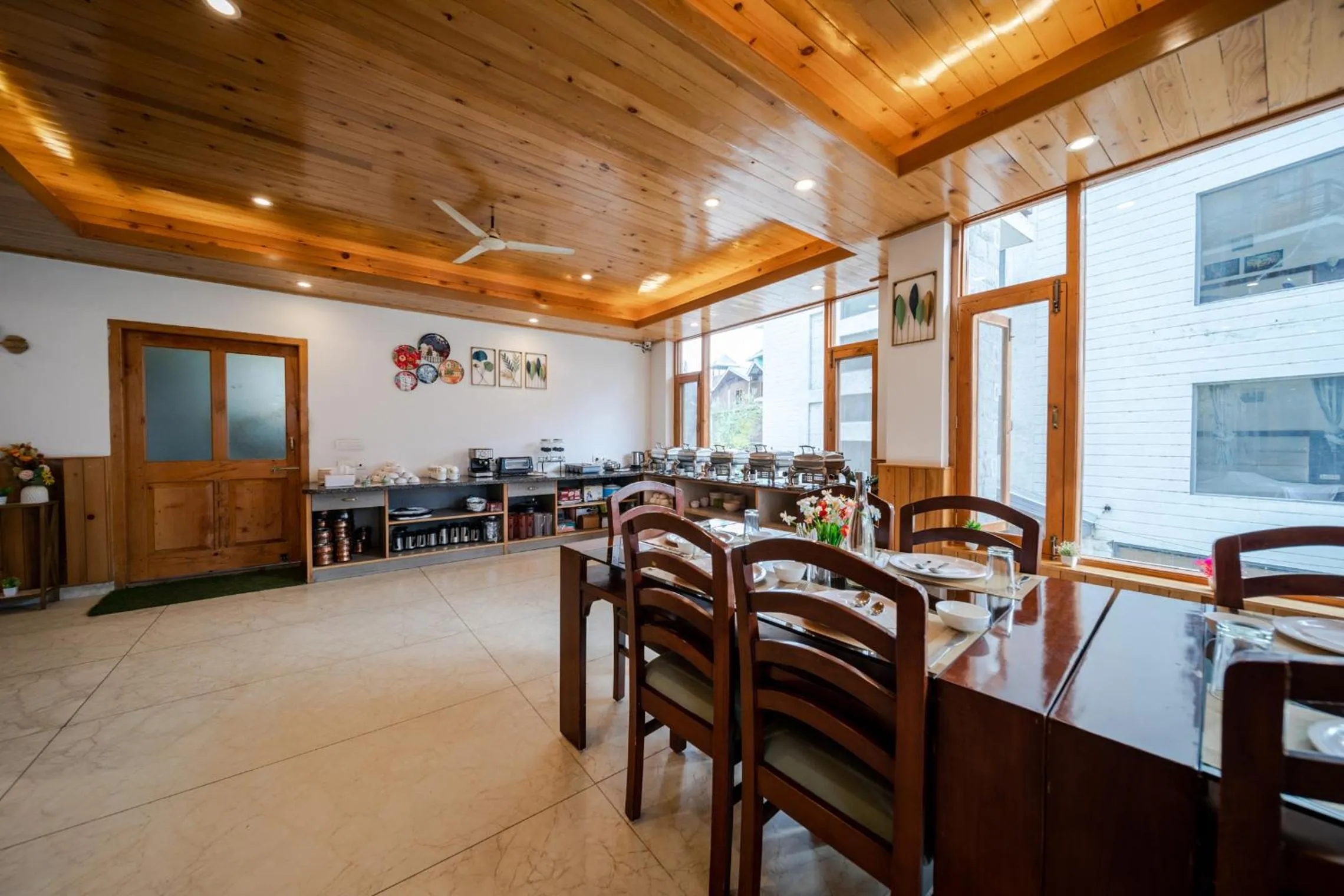 Restaurant/places to eat in Hotel SNAS Retreat Manali