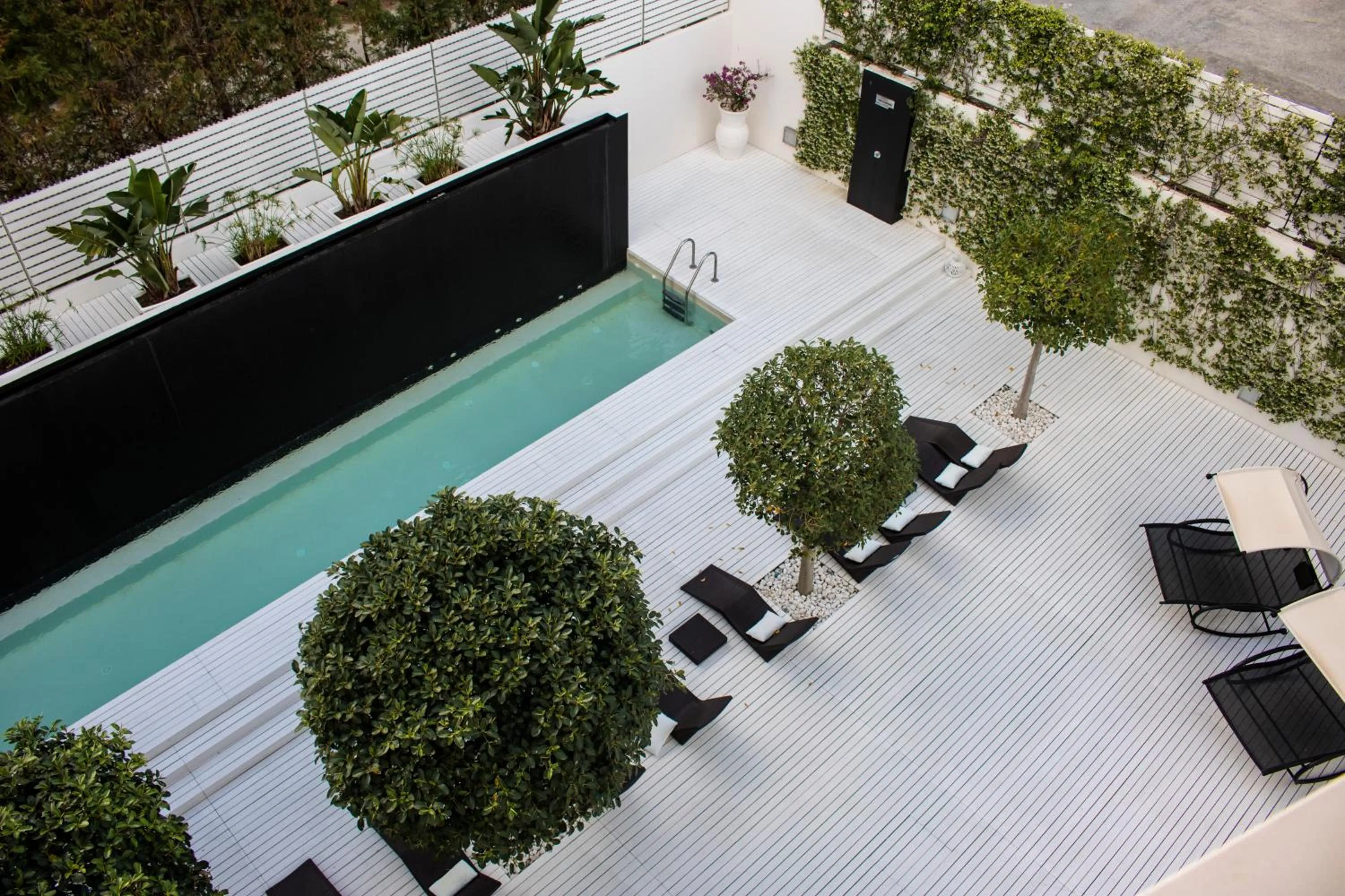 Hot Tub in White Hotel