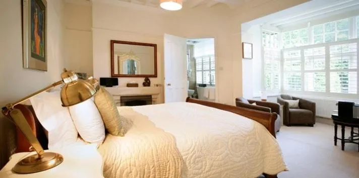 Bed in Daisybank Cottage Boutique Bed and Breakfast