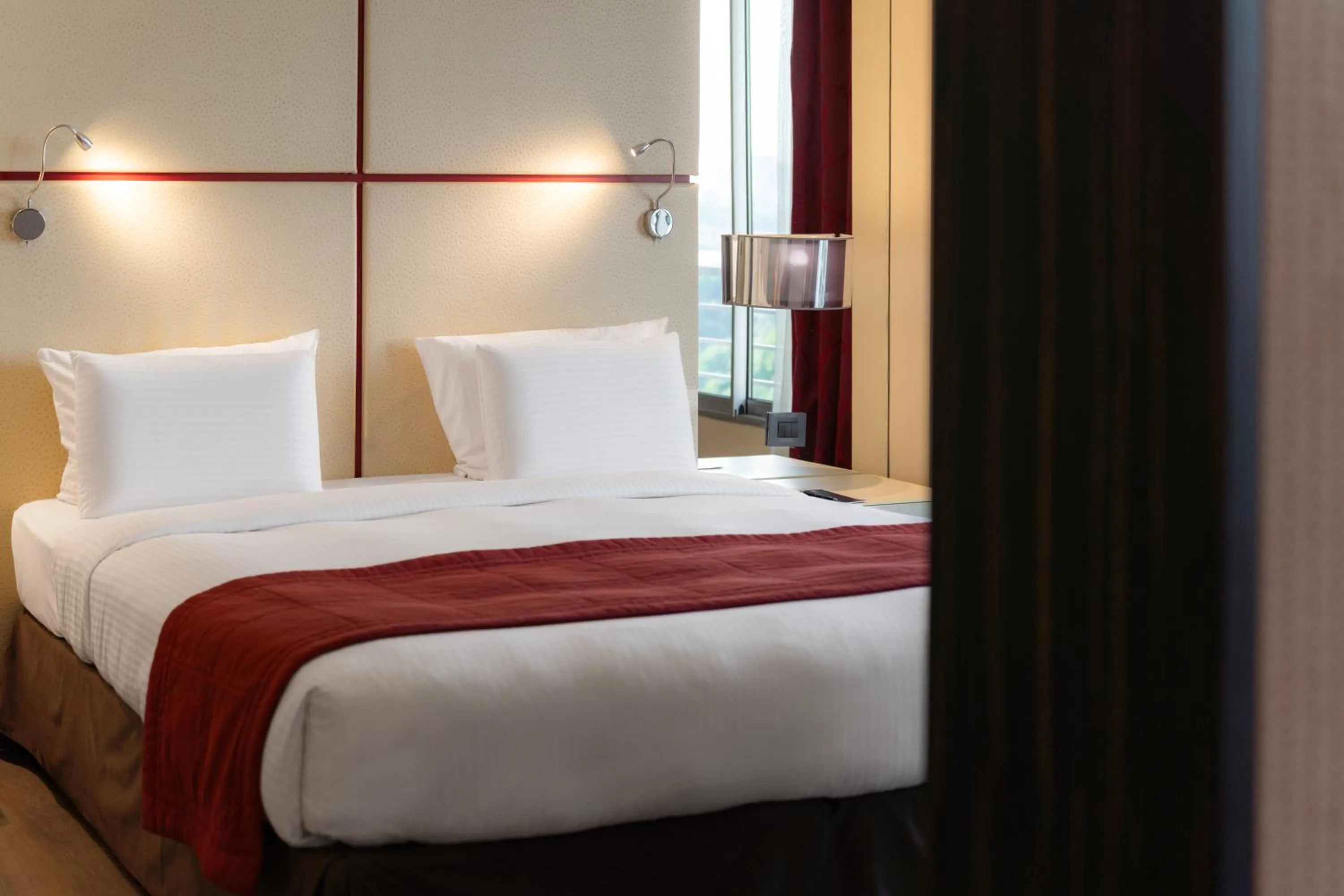 Bedroom, Bed in Pullman Kinshasa Grand Hotel