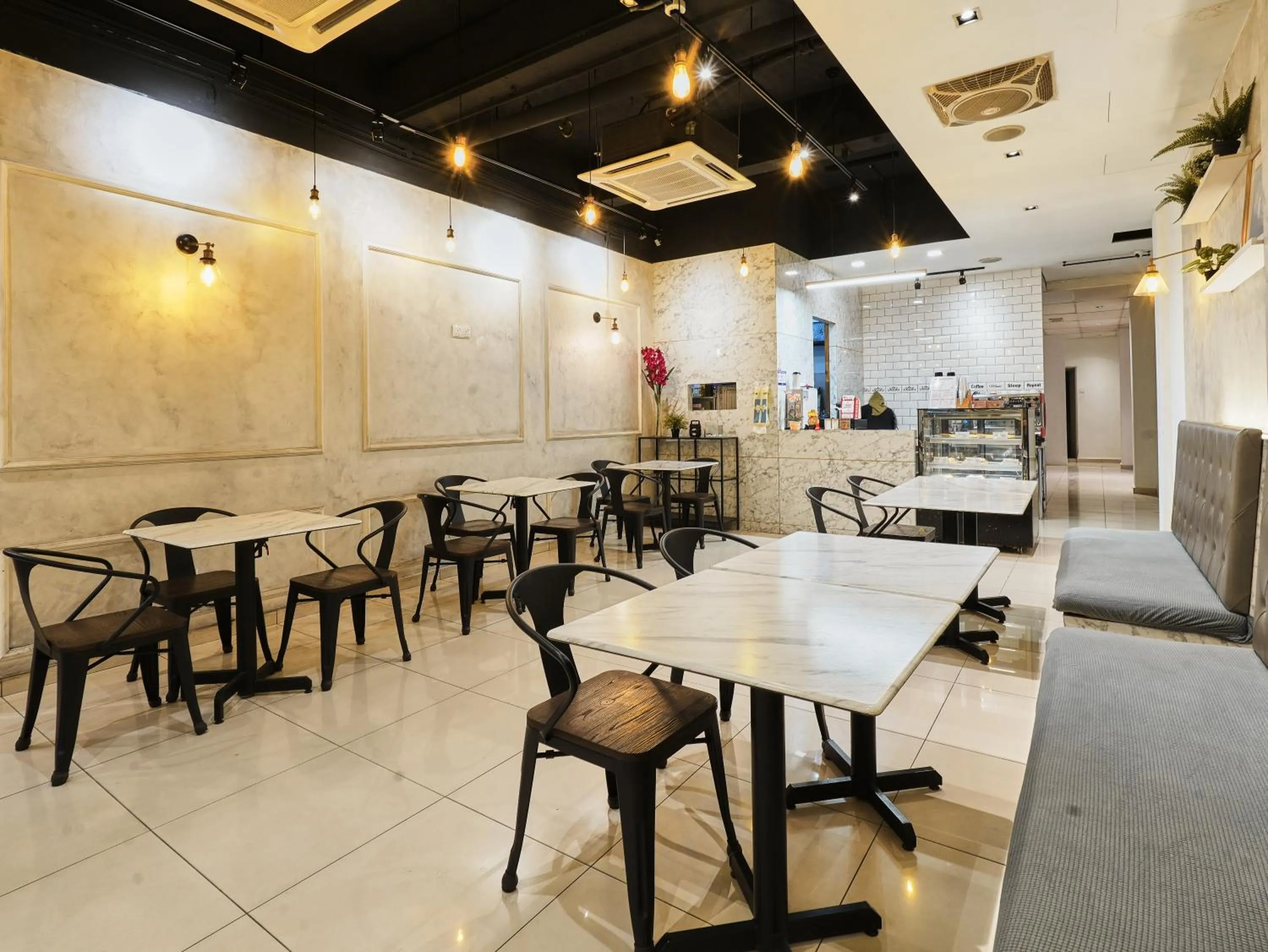 Restaurant/places to eat in Eco Roomy Hotel