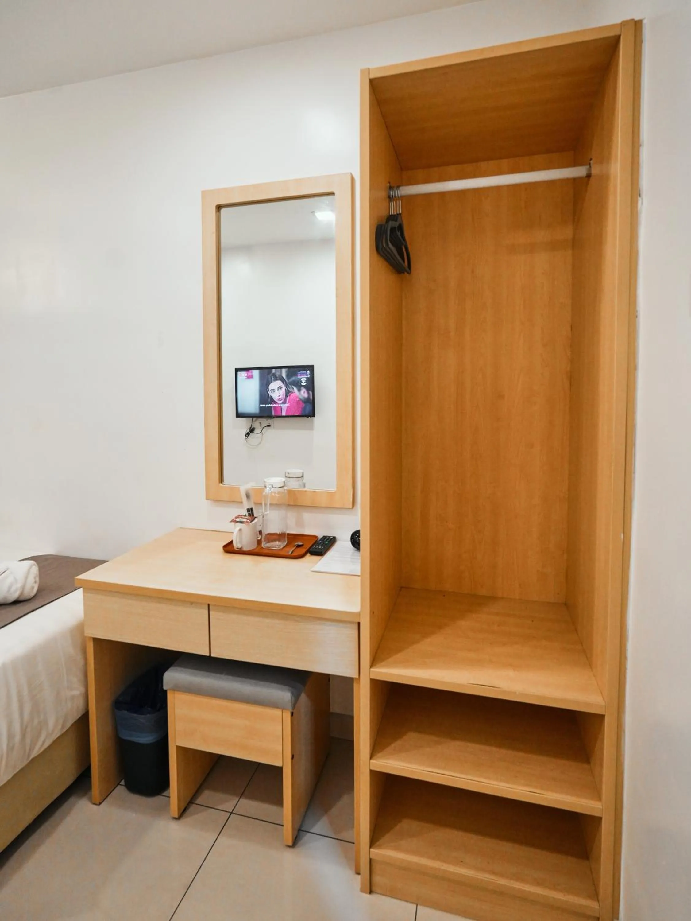 TV and multimedia, Bed in Eco Roomy Hotel