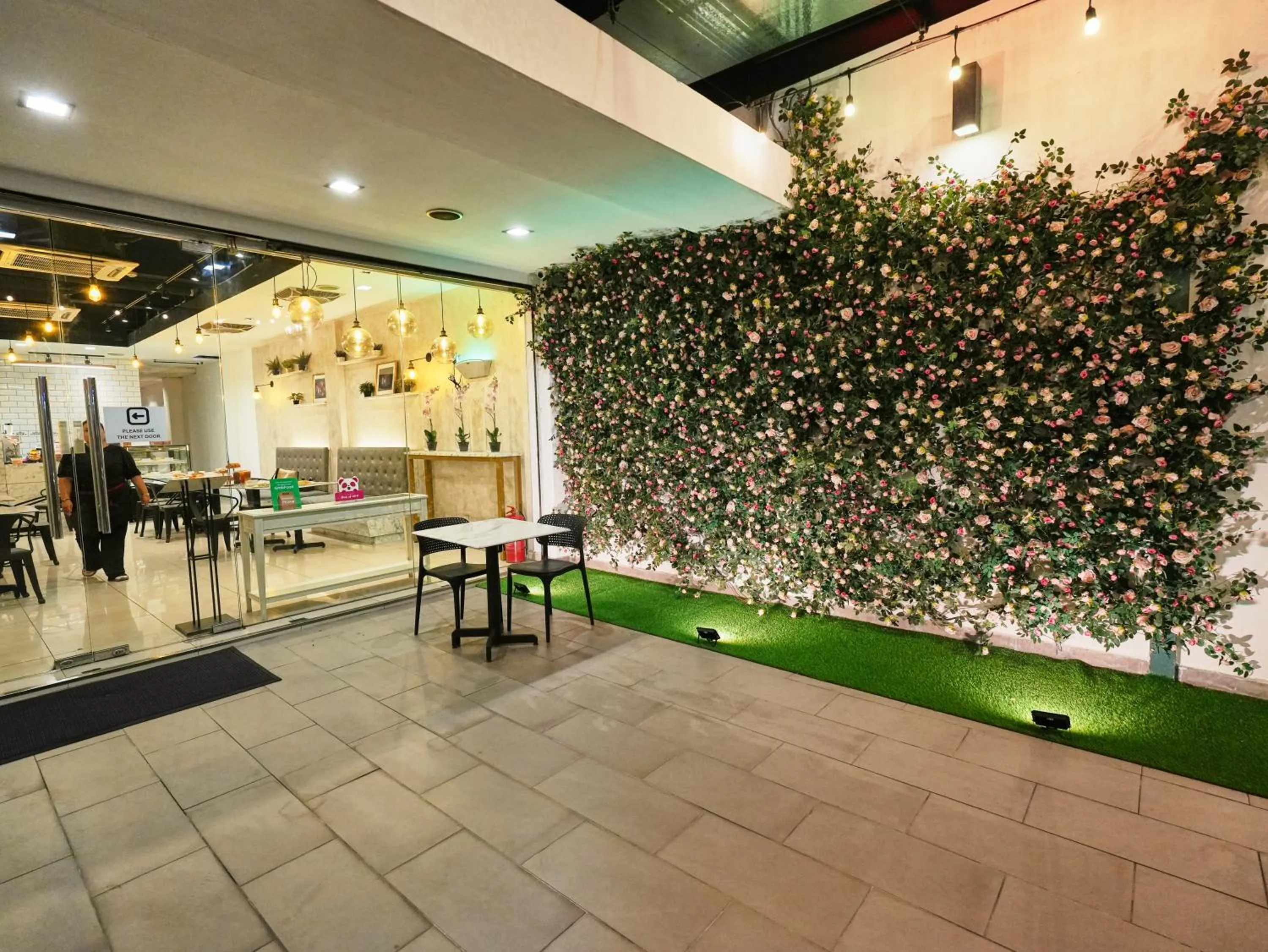 Restaurant/places to eat in Eco Roomy Hotel