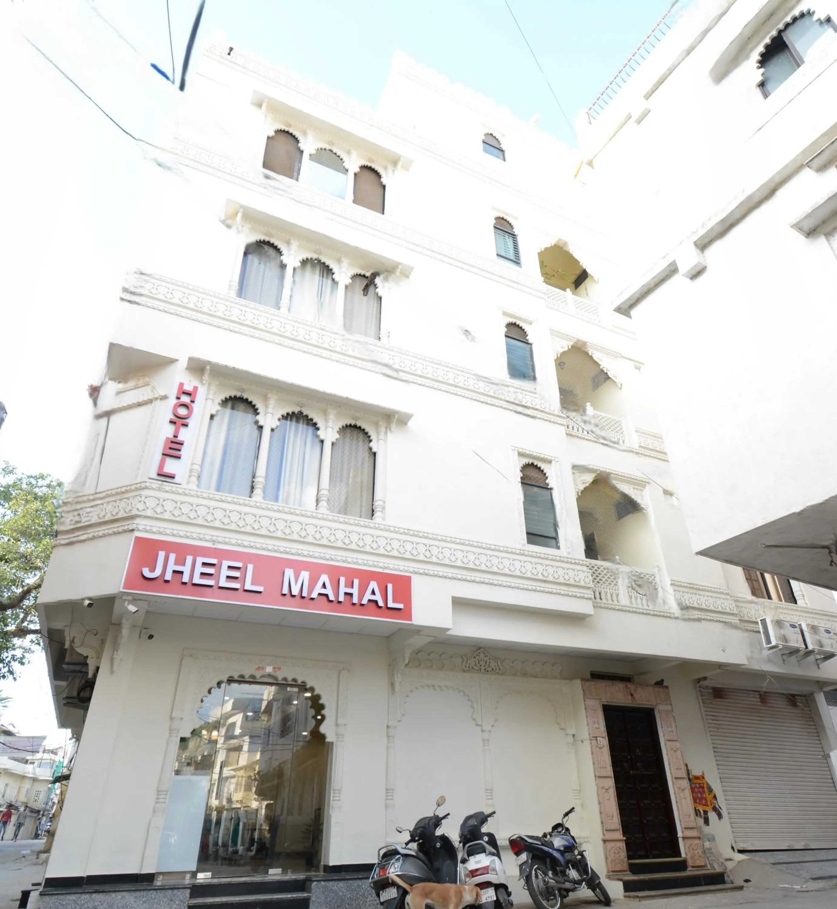 Hotel Jheel Mahal near City Palace