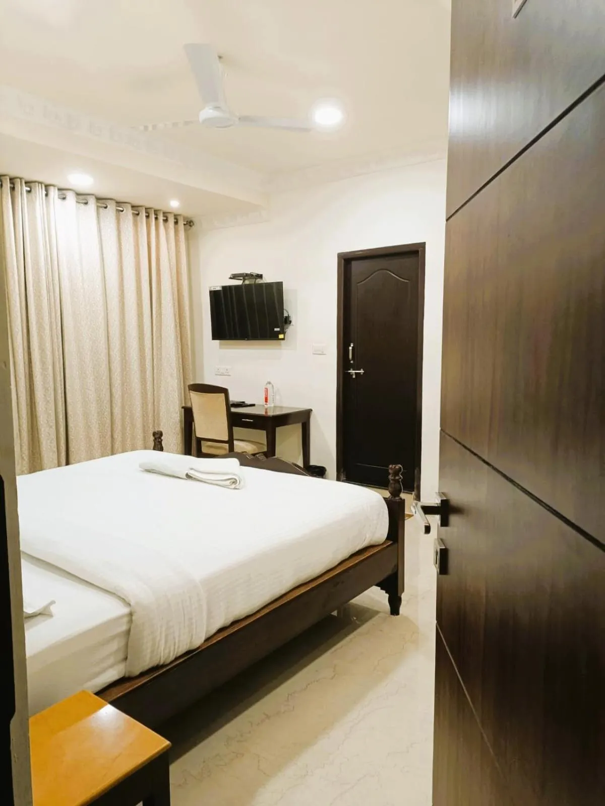 Deluxe Double Room - single occupancy in Hotel Jheel Mahal near City Palace