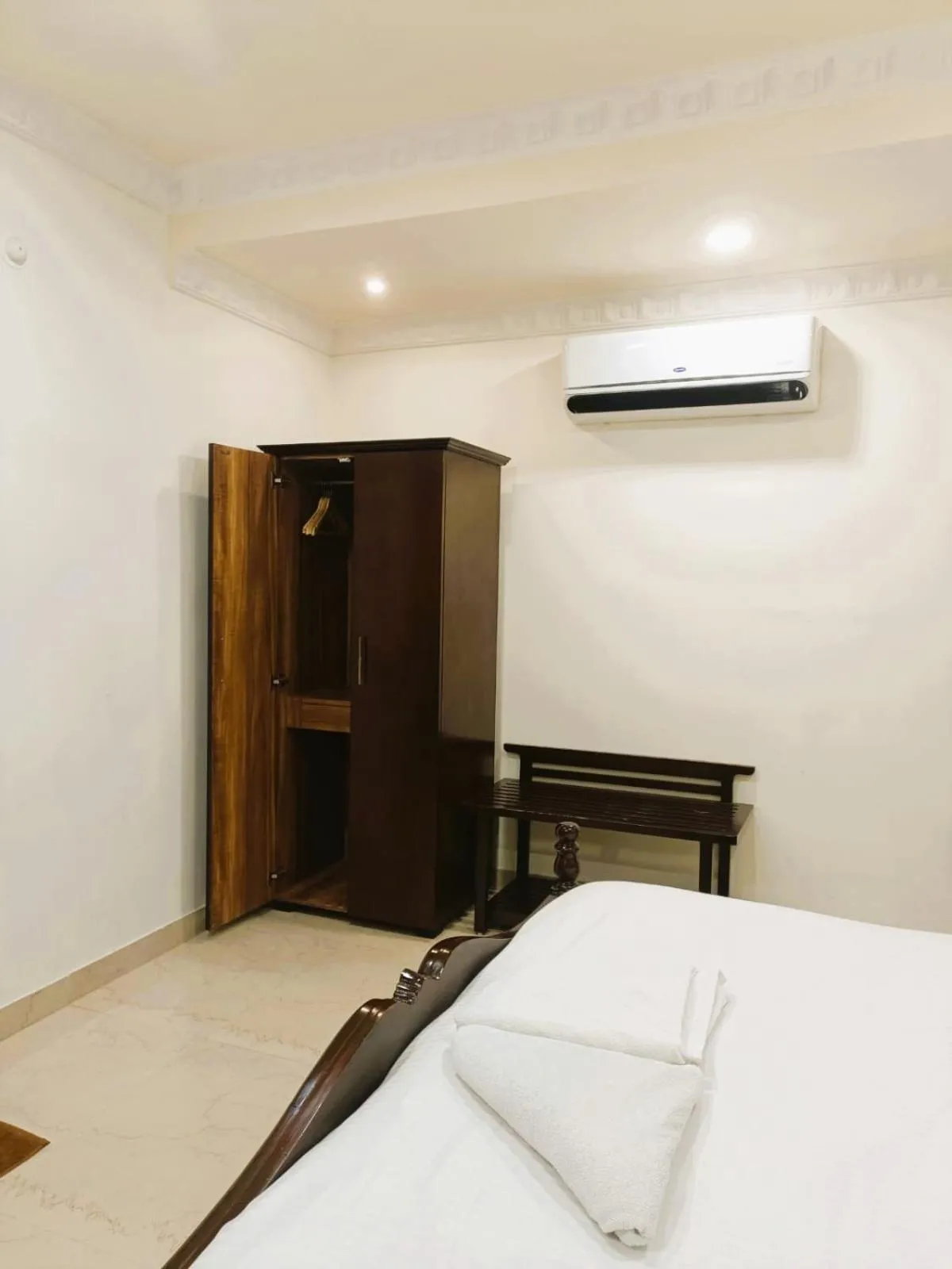 Hotel Jheel Mahal near City Palace