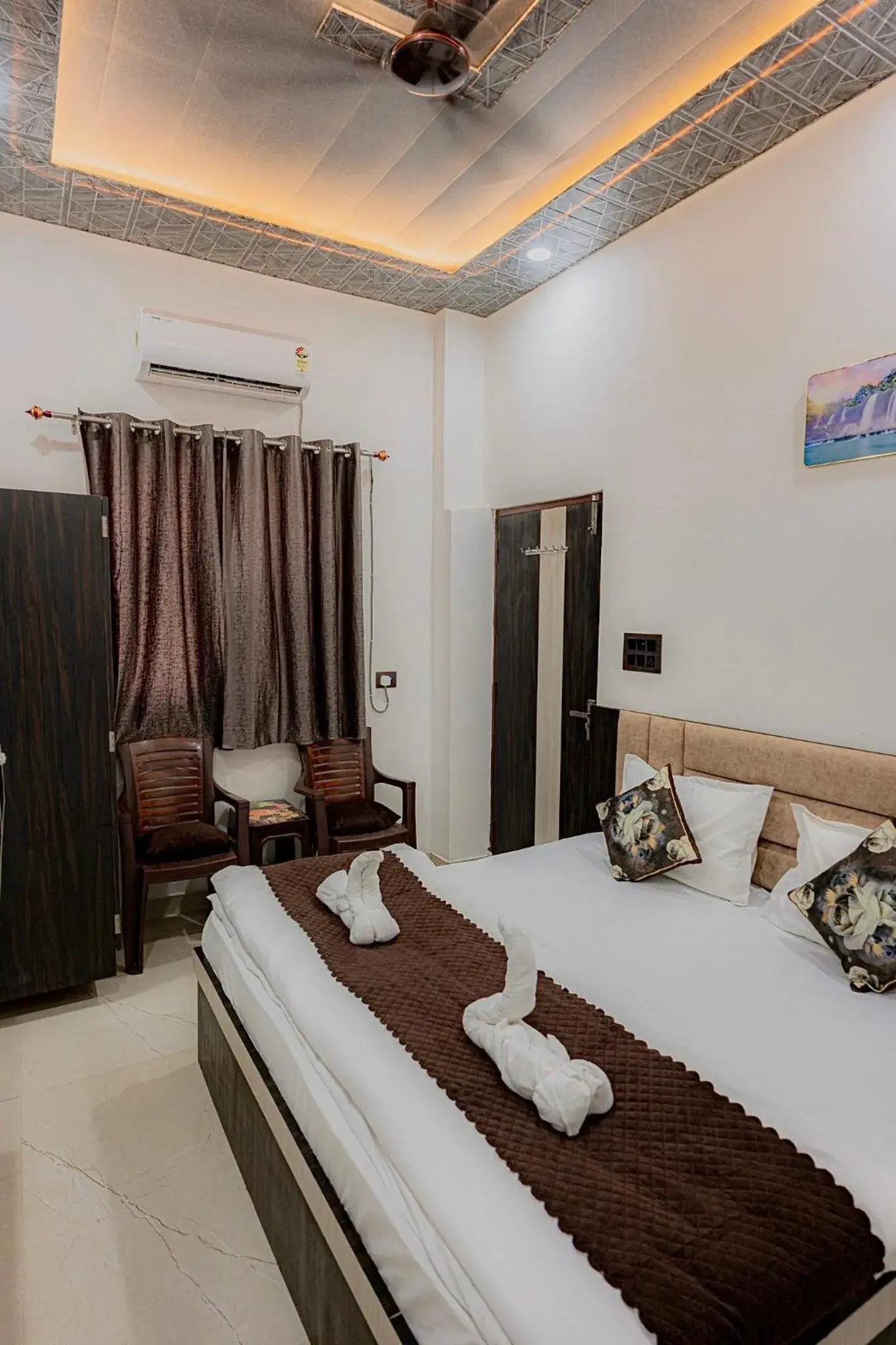 Deluxe Double Room (2 Adults + 1 Child) - single occupancy in Hotel Kashi In Deluxe Double Room (2 Adults + 1 Child) - single occupancy in Hotel Kashi In