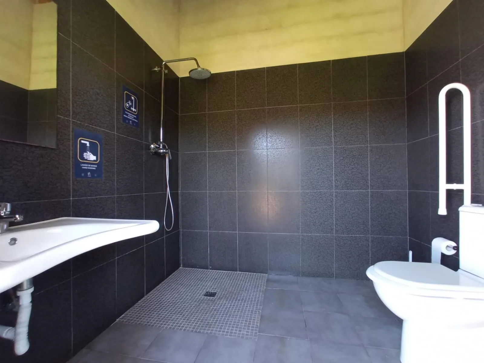 Shower in O Refuxio de la Jerezana