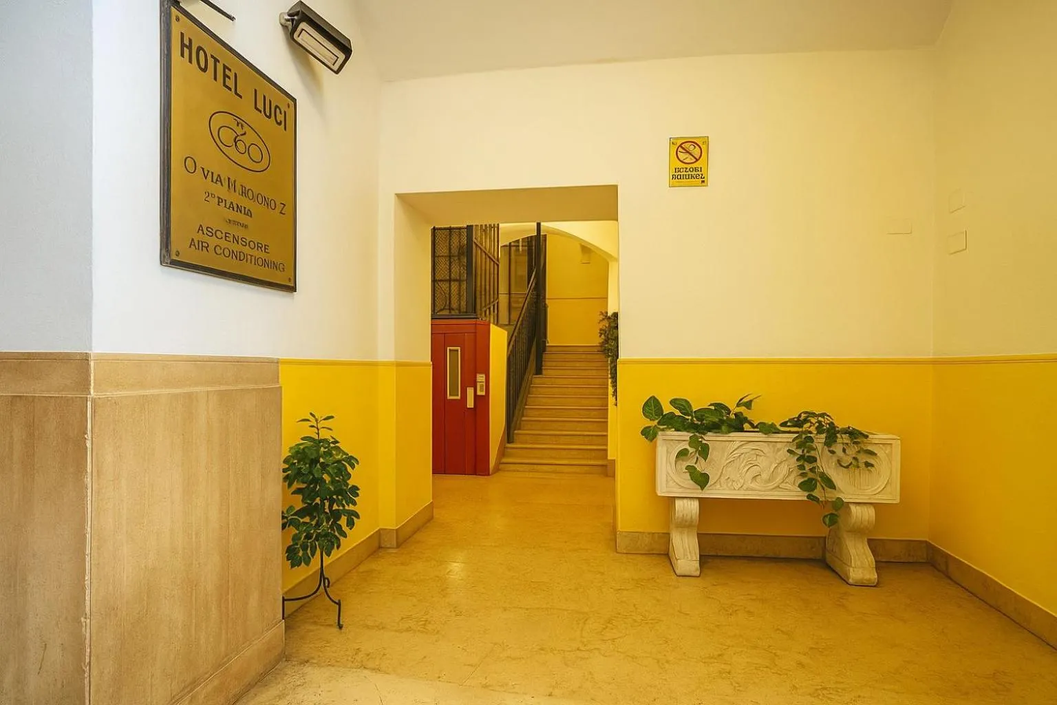 Facade/entrance in Hotel Amadeus