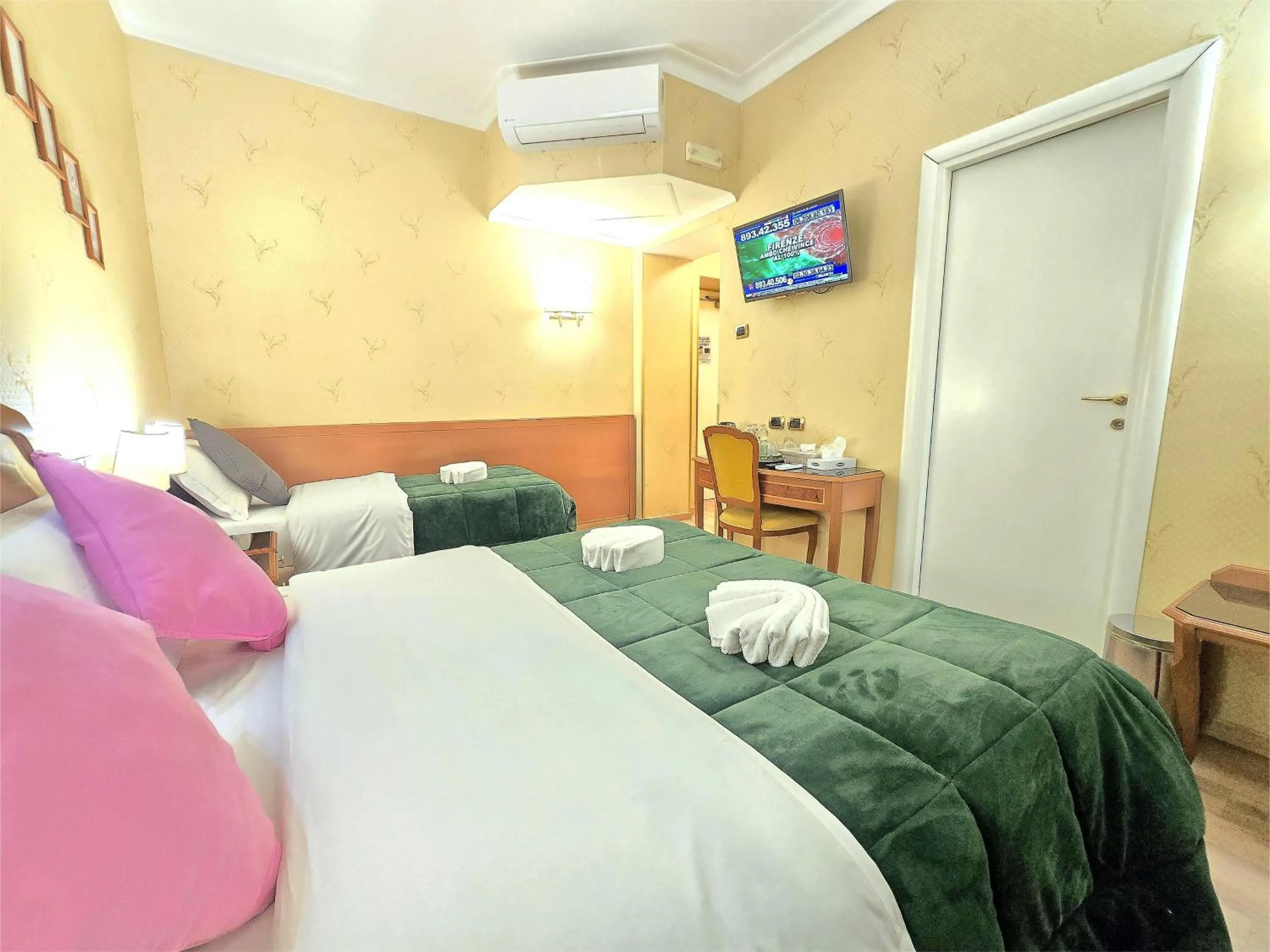Photo of the whole room, Bed in Hotel Amadeus