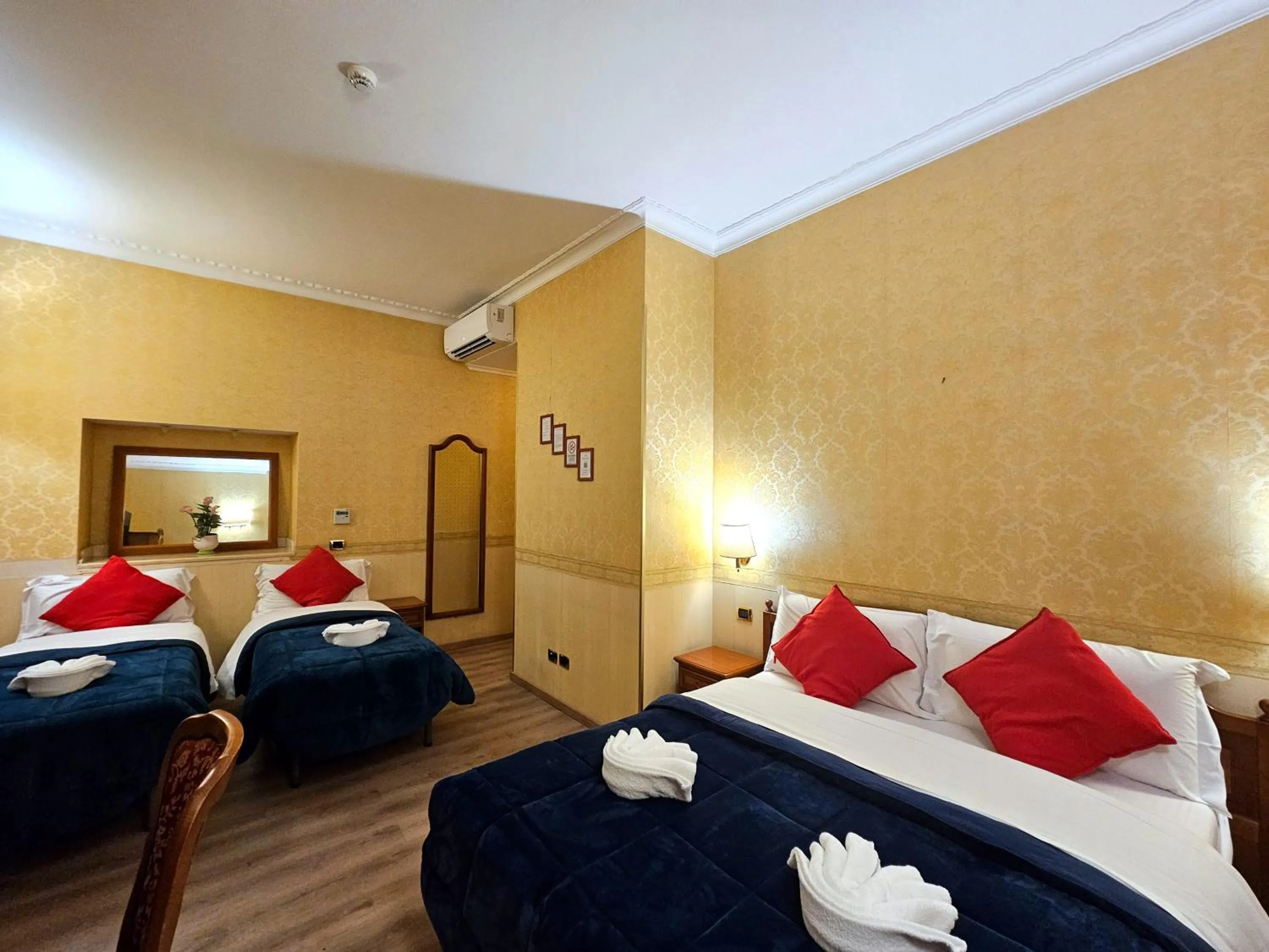 Bedroom, Bed in Hotel Amadeus