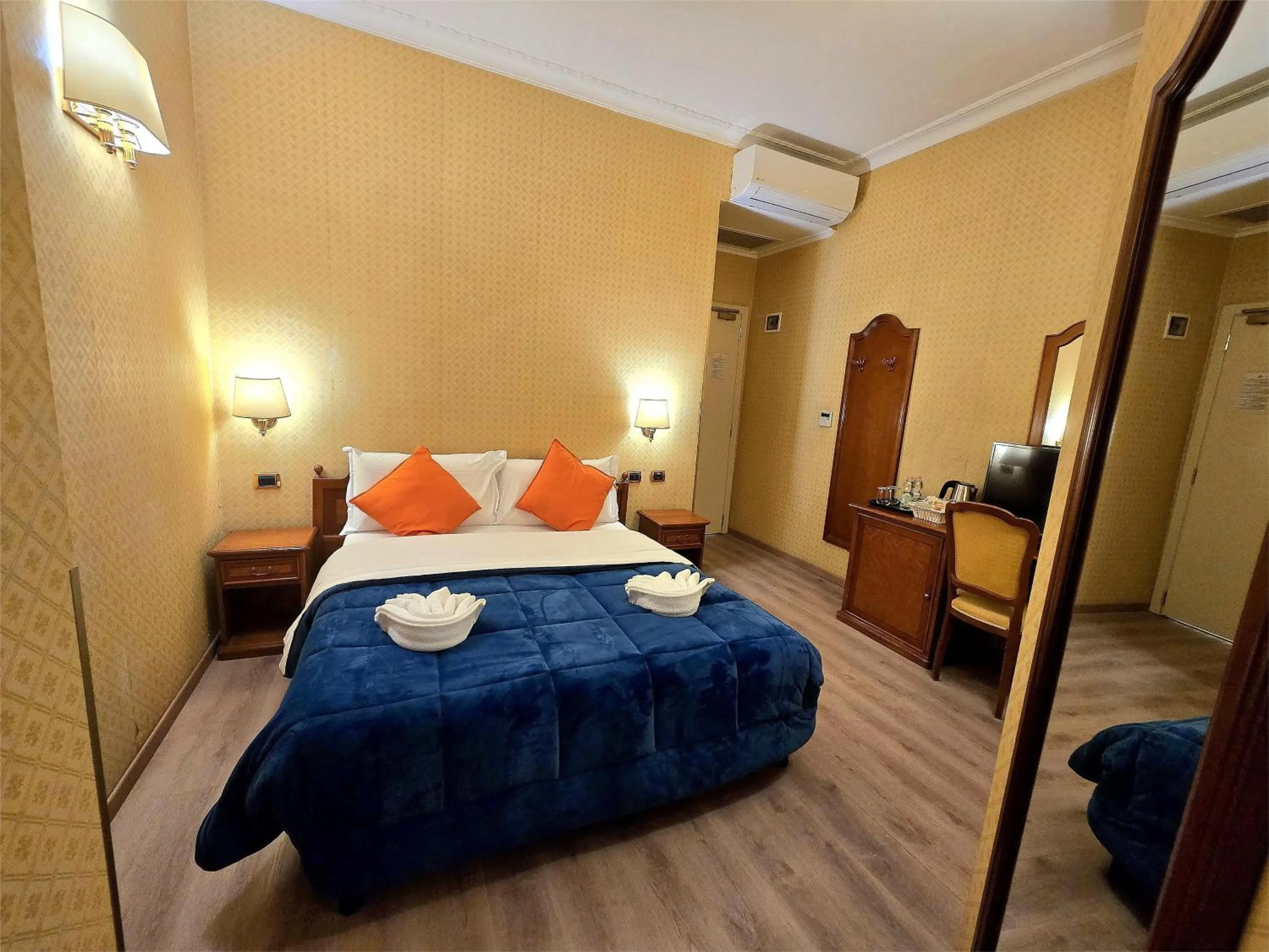 Photo of the whole room, Bed in Hotel Amadeus