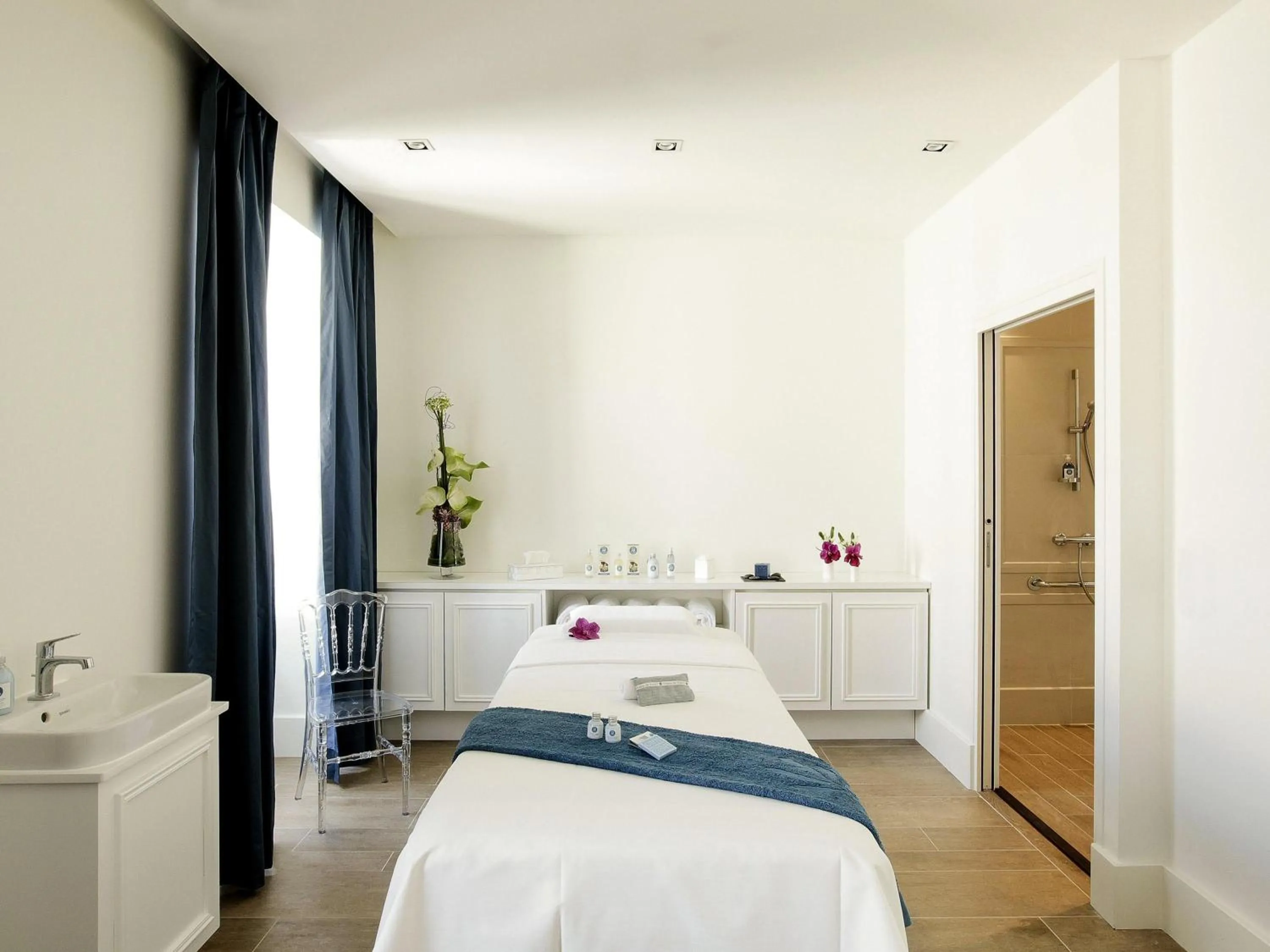 Other, Bed in La Cour des Consuls Hotel & Spa Toulouse - MGallery Collection