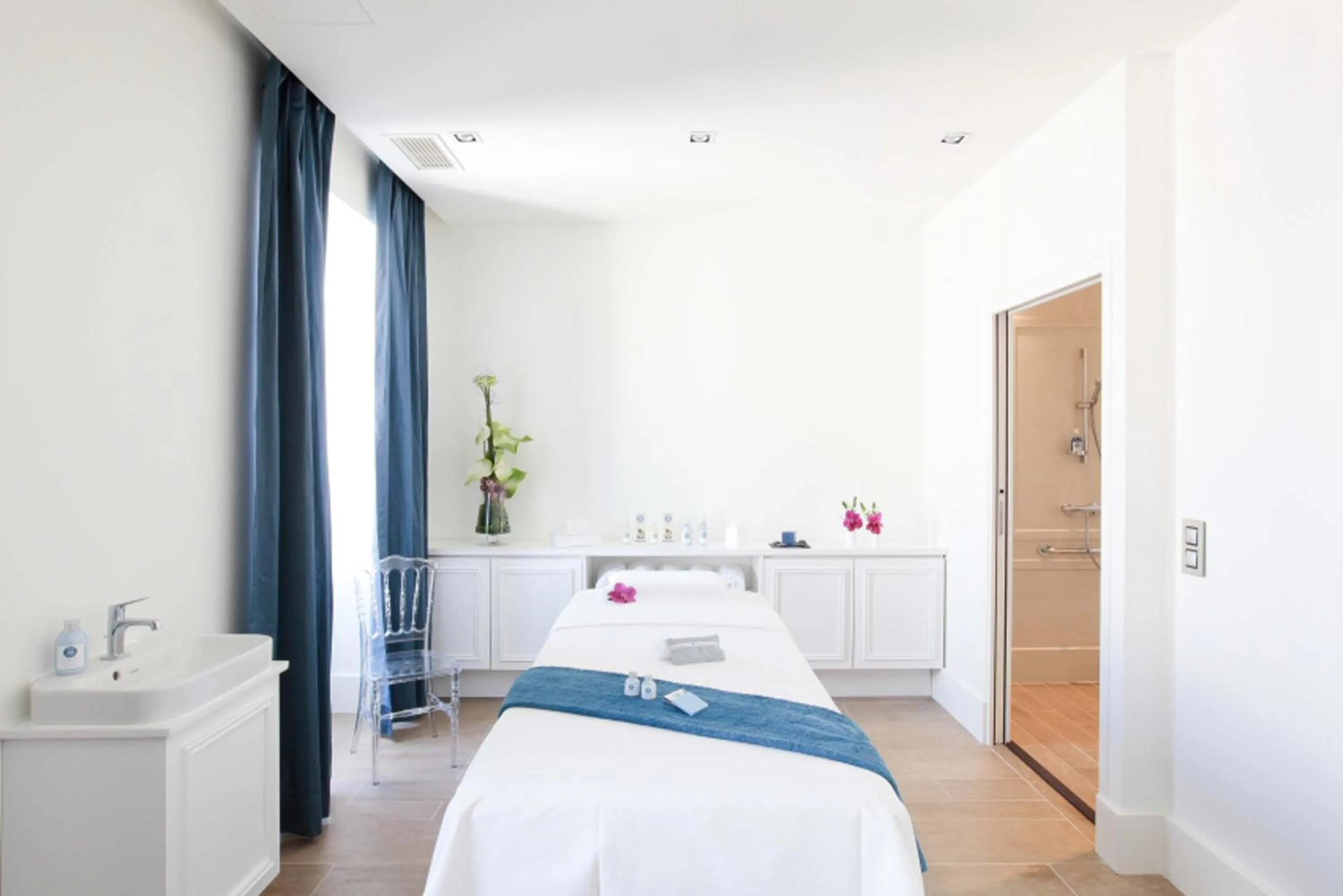 Spa and wellness centre/facilities, Bed in La Cour des Consuls Hotel & Spa Toulouse - MGallery Collection