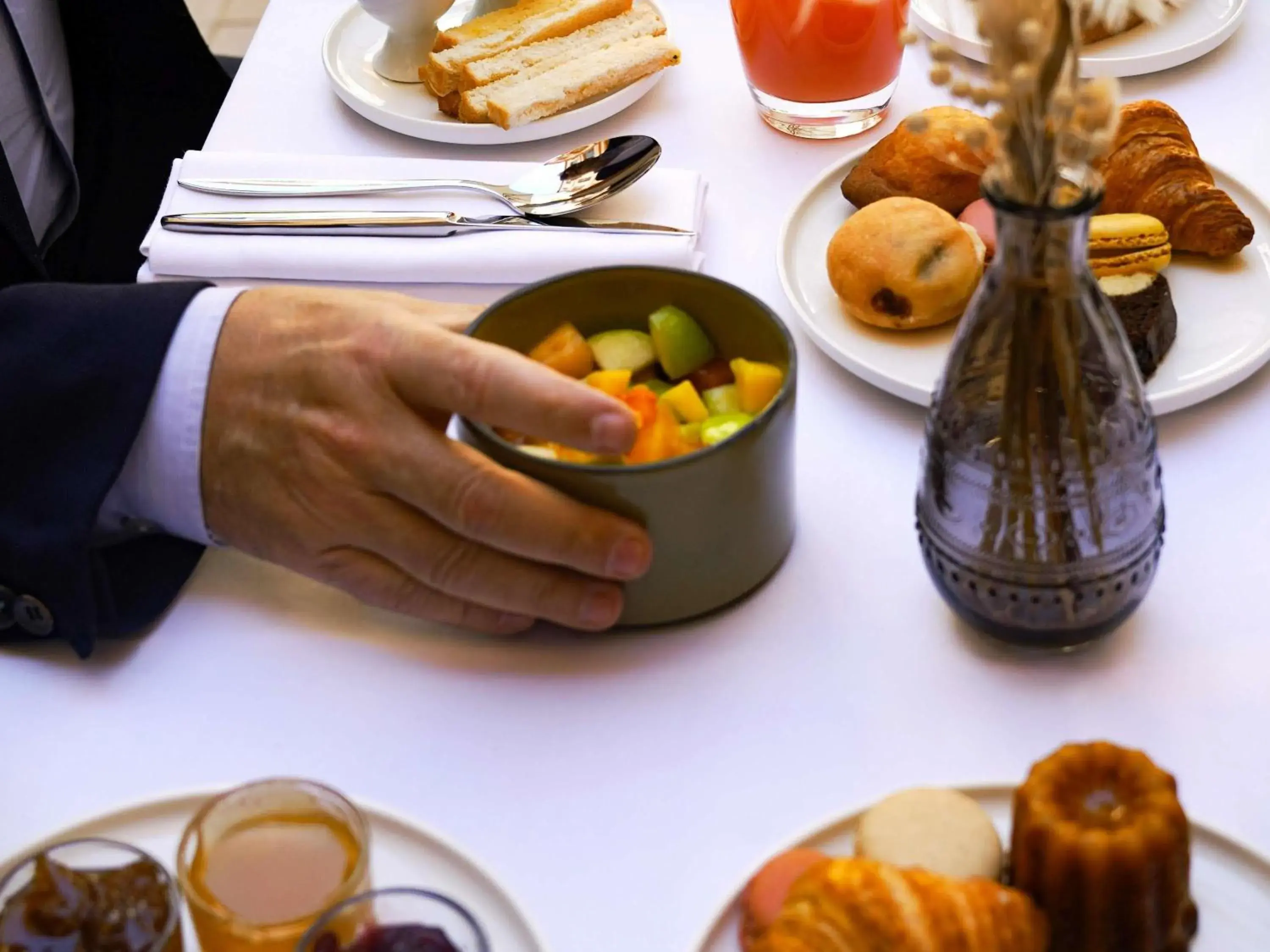 Breakfast in La Cour des Consuls Hotel & Spa Toulouse - MGallery Collection Breakfast in La Cour des Consuls Hotel & Spa Toulouse - MGallery Collection