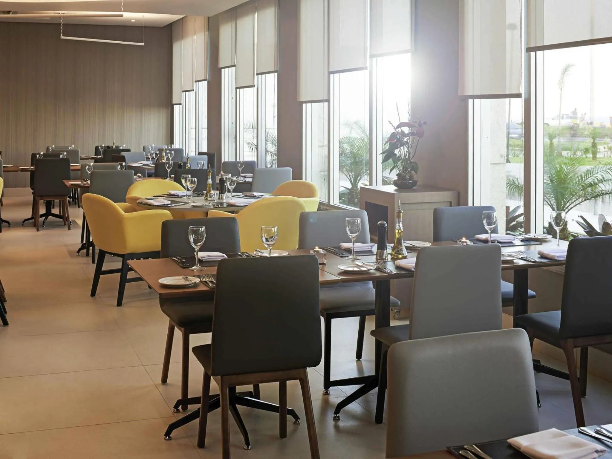 Restaurant/places to eat in Regency Barra Hotel